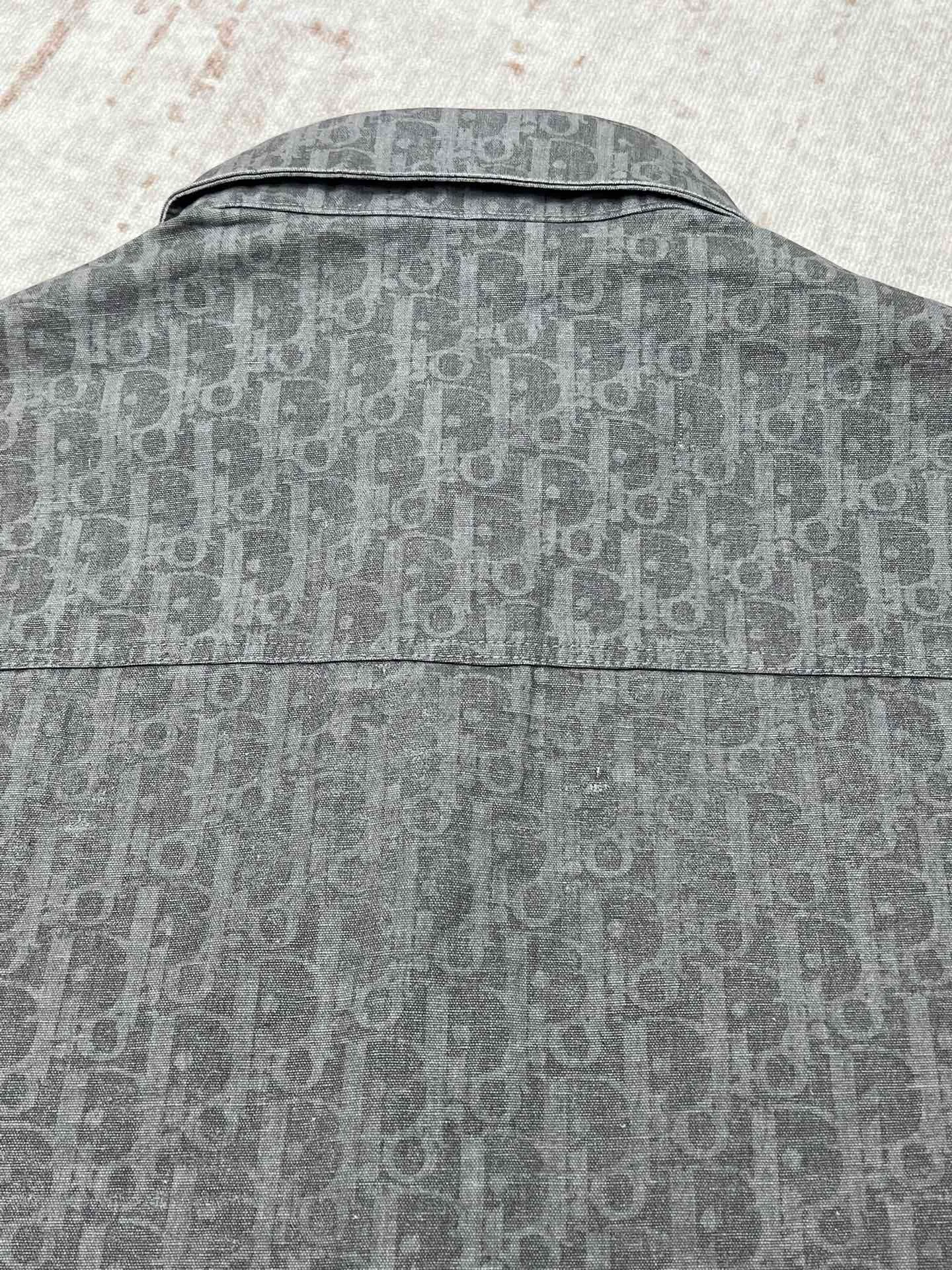 🅿️520 Dior 25ss new coat shirt is decorated with Oblique printing, a new interpretation of Dior’s classic pattern. Crafted from gray cotton denim, it features patch pockets on the chest and buttons with Dior signature. The unique minimalist design pairs well with sportswear or a more classic look. Number of yards: 39.40.41.42.