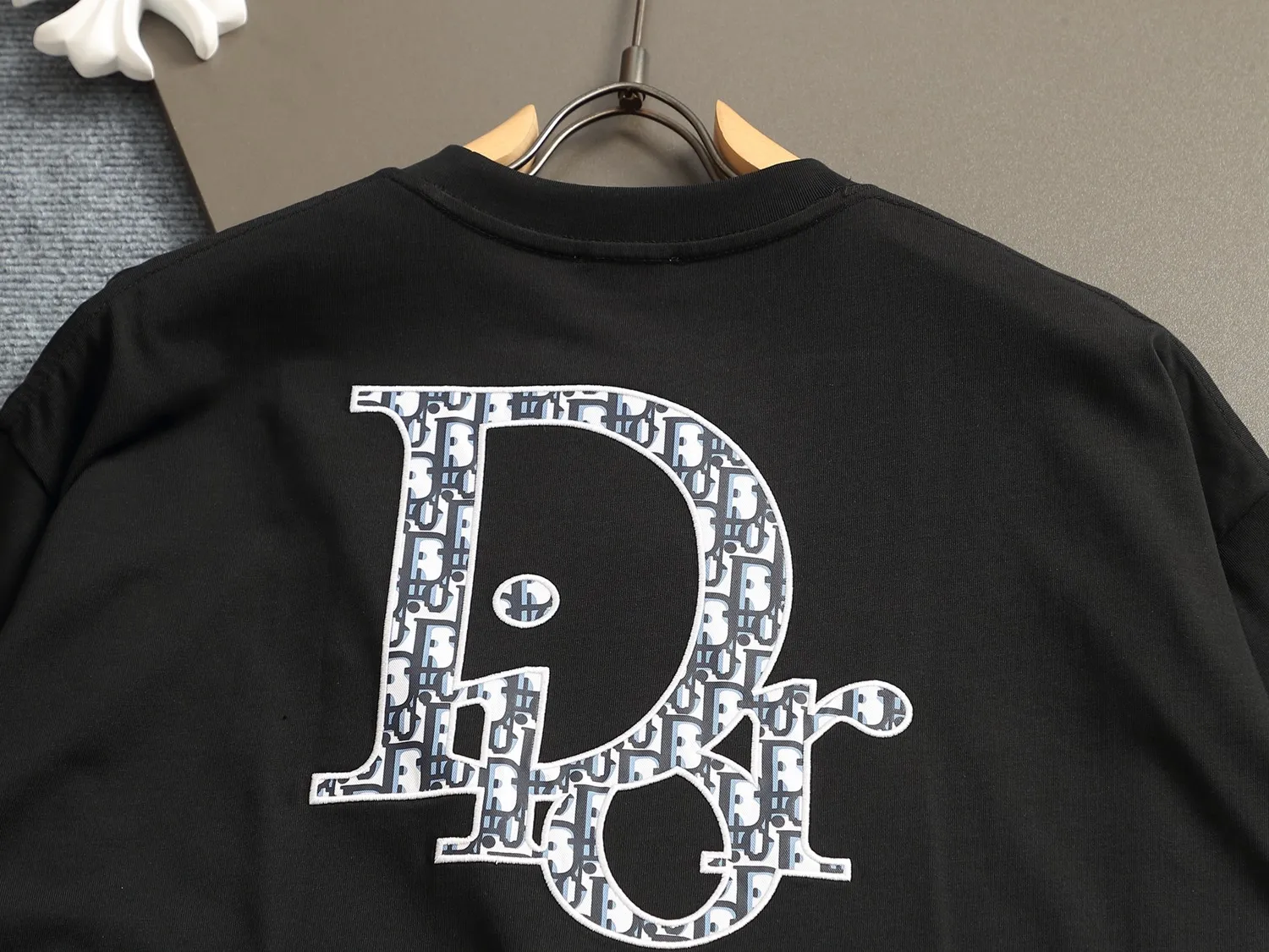 🅿️170 Dior CD micro-wide version XS-L CD 25SS new products are on sale simultaneously on the official website logo printing 🪡 embroidered logo pattern As the leader in the luxury world, the D family is well-deserved. The first thing that catches the eye is the loose and comfortable black and white solid color version of the piece we are going to talk about today. The ribbed round collar has become the best modification of its version, and the D family has the upper body LOGO listed on the front, and the unique embroidery design of the letter logo patch highlights the texture! The most traditional modification method combined with the simplest color scale contrast forms the strongest and direct contrast, and this is often the most concise and clear minimalist modification method~~A nostalgic classic atmosphere also spreads in this work inadvertently! ! The CD logo patch embroidery on the front is a unique tribute to Dior's historic year! Coupled with the blessing of 270 grams of cotton material, both the upper body comfort and the existence are unparalleled. It can be said to be a must-have companion in summer. The excellent breathability and comfortable wearing feeling are unparalleled~ Recommended! ! Color: Black White Two-tone Size: XS S M L Size chart: