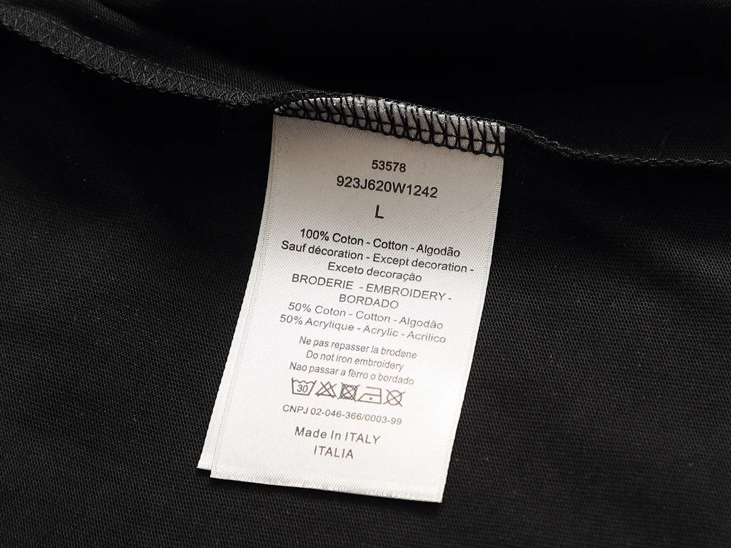 🅿️170 Dior CD micro-wide version XS-L CD 25SS new products are on sale simultaneously on the official website logo printing 🪡 embroidered logo pattern As the leader in the luxury world, the D family is well-deserved. The first thing that catches the eye is the loose and comfortable black and white solid color version of the piece we are going to talk about today. The ribbed round collar has become the best modification of its version, and the D family has the upper body LOGO listed on the front, and the unique embroidery design of the letter logo patch highlights the texture! The most traditional modification method combined with the simplest color scale contrast forms the strongest and direct contrast, and this is often the most concise and clear minimalist modification method~~A nostalgic classic atmosphere also spreads in this work inadvertently! ! The CD logo patch embroidery on the front is a unique tribute to Dior's historic year! Coupled with the blessing of 270 grams of cotton material, both the upper body comfort and the existence are unparalleled. It can be said to be a must-have companion in summer. The excellent breathability and comfortable wearing feeling are unparalleled~ Recommended! ! Color: Black White Two-tone Size: XS S M L Size chart: