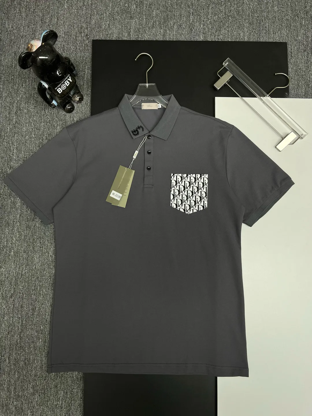 🅿️220 DIOR Dior Pocket New Polo Shirt Original fabric Original customized accessories Official same style Made of 210 grams of mercerized pique fabric, customized same vat dyed fabric Very comfortable and smooth to the touch Very wide and stylish Produced by a first-line brand OEM factory Imported Behringer embroidery machine The embroidery is full and textured The collar ribs are woven with imported yarn and will not deform after long-term wear The latest style for spring and summer, fashionable and individual Super versatile and good-looking. It is very suitable for both men and women. It is a must-have item. Color: black, white, gray. Size: M-3XL