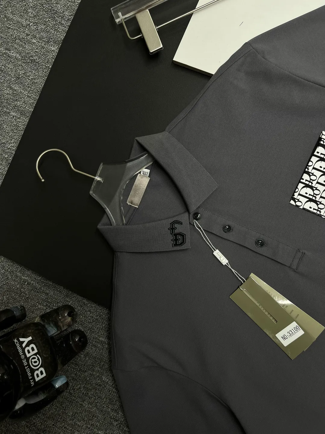 🅿️220 DIOR Dior Pocket New Polo Shirt Original fabric Original customized accessories Official same style Made of 210 grams of mercerized pique fabric, customized same vat dyed fabric Very comfortable and smooth to the touch Very wide and stylish Produced by a first-line brand OEM factory Imported Behringer embroidery machine The embroidery is full and textured The collar ribs are woven with imported yarn and will not deform after long-term wear The latest style for spring and summer, fashionable and individual Super versatile and good-looking. It is very suitable for both men and women. It is a must-have item. Color: black, white, gray. Size: M-3XL