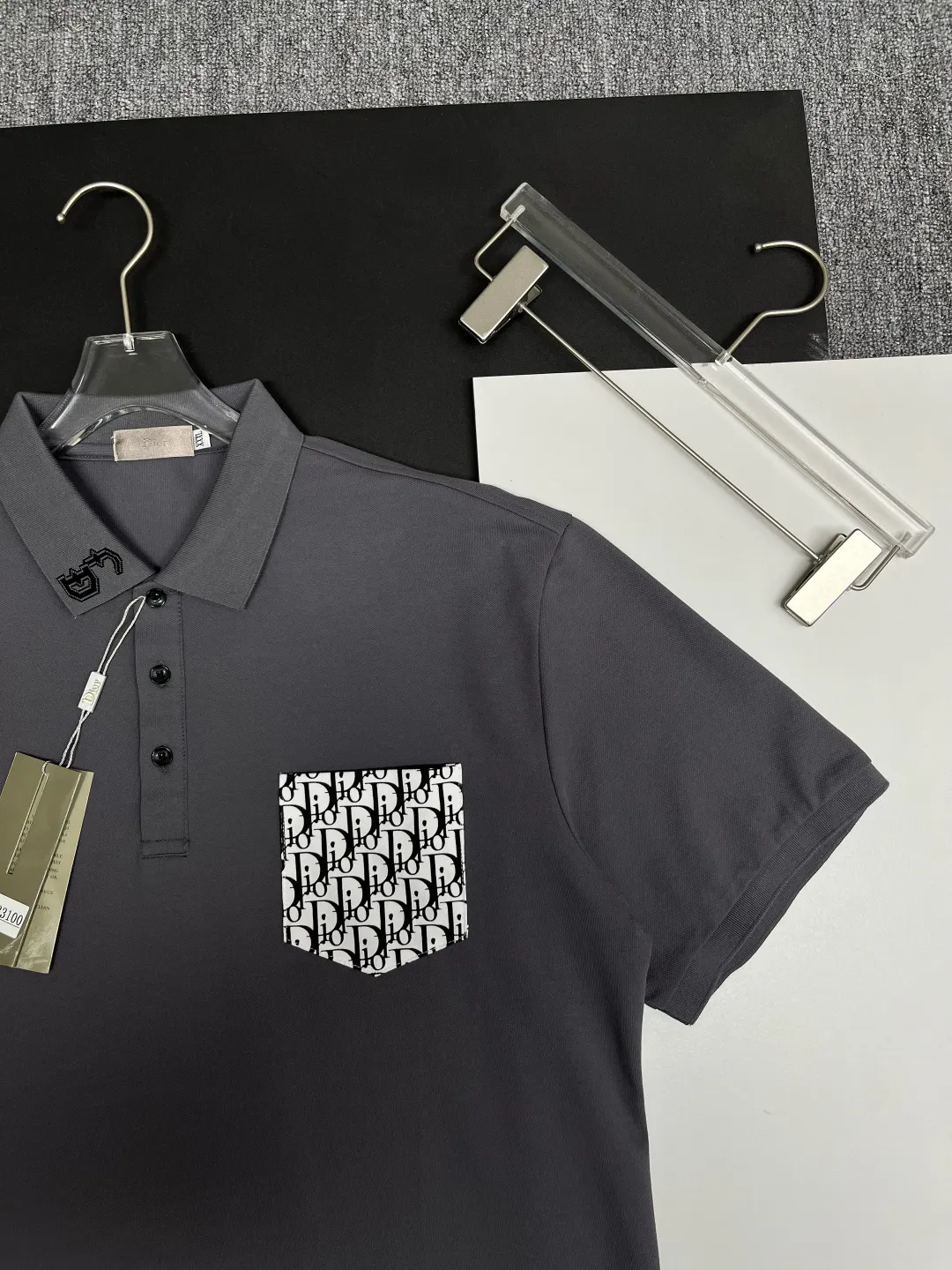 🅿️220 DIOR Dior Pocket New Polo Shirt Original fabric Original customized accessories Official same style Made of 210 grams of mercerized pique fabric, customized same vat dyed fabric Very comfortable and smooth to the touch Very wide and stylish Produced by a first-line brand OEM factory Imported Behringer embroidery machine The embroidery is full and textured The collar ribs are woven with imported yarn and will not deform after long-term wear The latest style for spring and summer, fashionable and individual Super versatile and good-looking. It is very suitable for both men and women. It is a must-have item. Color: black, white, gray. Size: M-3XL