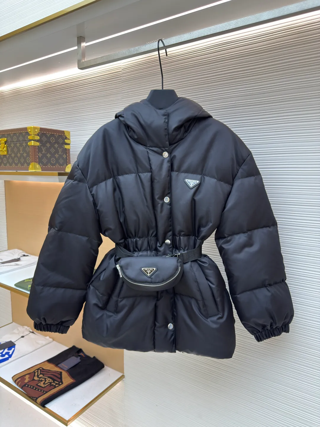 Prada Ant Waist Down Jacket [Women's Clothing] ●Original version: Purchased and developed by 18589 ●Item number: 1680810-E65 ●Fabric: nylon fabric ●Technology: Made on positioning cutting machine ●Version: Fitted version ●Weight: about 1105 grams ●Size: S-M-L ●Description: [Reshape winter style | High-end regenerated nylon long down jacket | Unlock multi-scenario wear] Made of regenerated nylon material, it not only implements the concept of sustainable fashion, but also has windproof and waterproof functions to cope with changing weather. The hooded collar and side buckle nylon webbing details enhance the sense of practicality; the elastic cuffs and drawstring hem lock in temperature and prevent wind flow, improving the overall fit. Filled with selected high-quality duck down, it is light and fluffy and has strong thermal insulation properties, so it is not afraid of severe cold challenges. The three-dimensional ant waist design, paired with a detachable belt and a functional bag of the same color, easily outlines elegant curves and can be freely switched between casual and sophisticated modes. Filled with selected high-quality duck down, it is light and fluffy and has strong thermal insulation properties, so it is not afraid of severe cold challenges. The three-dimensional ant waist design, paired with a detachable belt and a functional bag of the same color, easily outlines elegant curves and can be freely switched between casual and sophisticated modes. The overall wiring is straight and delicate, the fabric is comfortable and soft, and the color is consistent without color difference. It can be matched with the same style to create a fashionable look and control various occasions. Customized accessories, complete with three standards, same style for men and women!