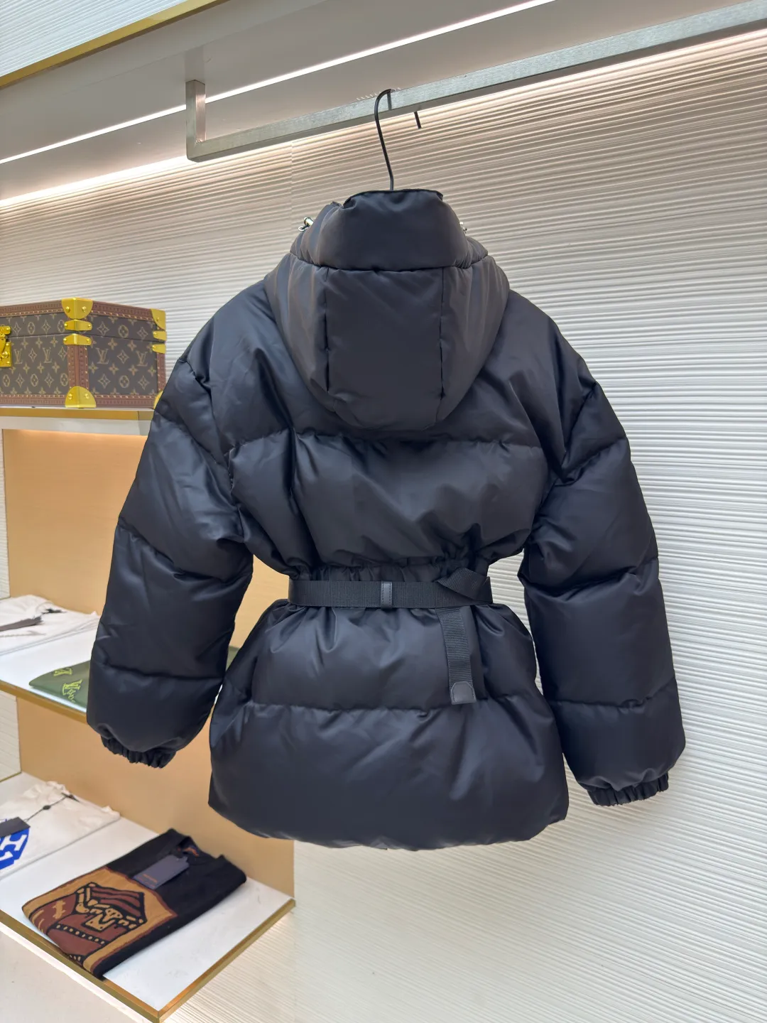 Prada Ant Waist Down Jacket [Women's Clothing] ●Original version: Purchased and developed by 18589 ●Item number: 1680810-E65 ●Fabric: nylon fabric ●Technology: Made on positioning cutting machine ●Version: Fitted version ●Weight: about 1105 grams ●Size: S-M-L ●Description: [Reshape winter style | High-end regenerated nylon long down jacket | Unlock multi-scenario wear] Made of regenerated nylon material, it not only implements the concept of sustainable fashion, but also has windproof and waterproof functions to cope with changing weather. The hooded collar and side buckle nylon webbing details enhance the sense of practicality; the elastic cuffs and drawstring hem lock in temperature and prevent wind flow, improving the overall fit. Filled with selected high-quality duck down, it is light and fluffy and has strong thermal insulation properties, so it is not afraid of severe cold challenges. The three-dimensional ant waist design, paired with a detachable belt and a functional bag of the same color, easily outlines elegant curves and can be freely switched between casual and sophisticated modes. Filled with selected high-quality duck down, it is light and fluffy and has strong thermal insulation properties, so it is not afraid of severe cold challenges. The three-dimensional ant waist design, paired with a detachable belt and a functional bag of the same color, easily outlines elegant curves and can be freely switched between casual and sophisticated modes. The overall wiring is straight and delicate, the fabric is comfortable and soft, and the color is consistent without color difference. It can be matched with the same style to create a fashionable look and control various occasions. Customized accessories, complete with three standards, same style for men and women!