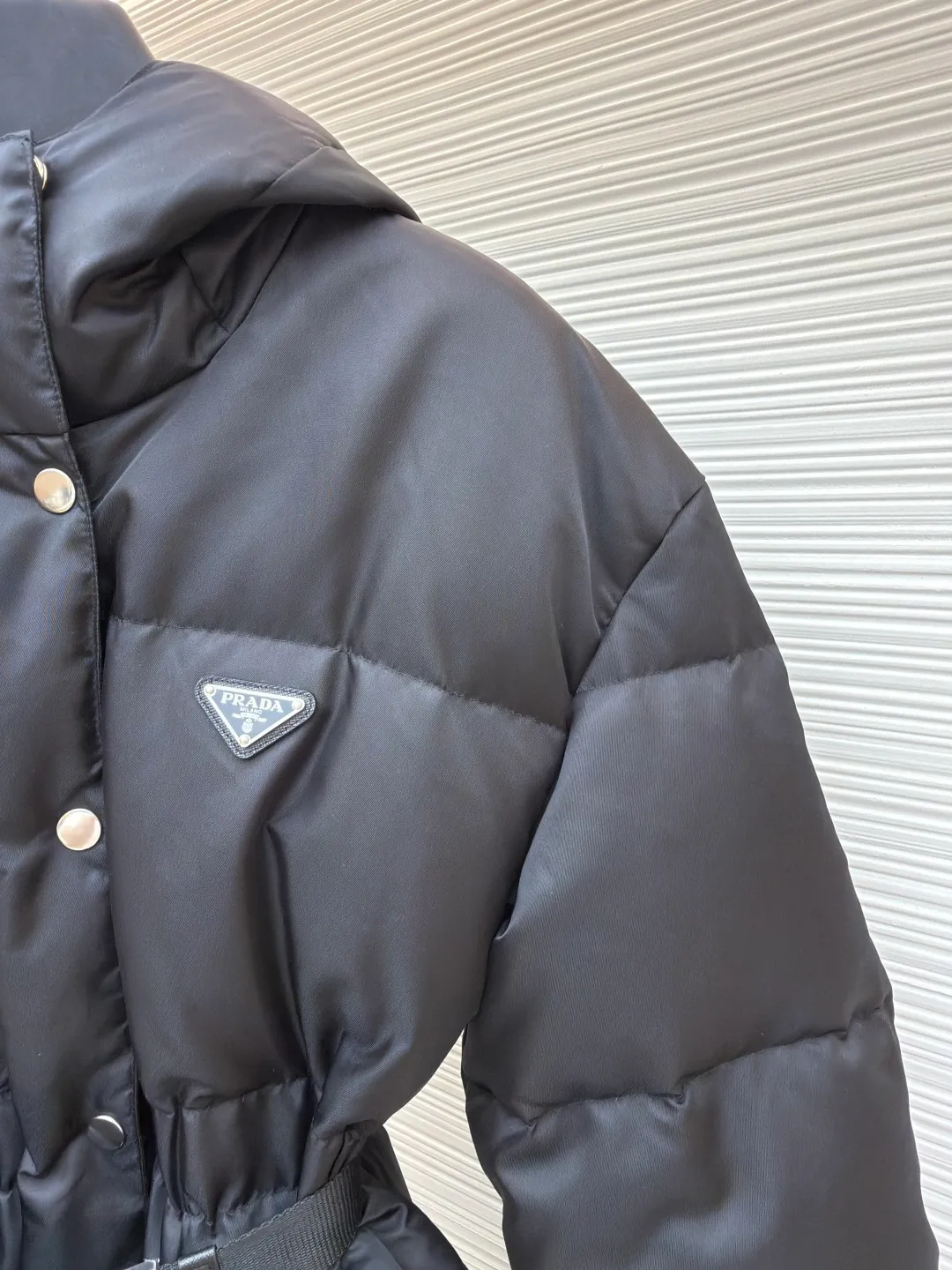 Prada Ant Waist Down Jacket [Women's Clothing] ●Original version: Purchased and developed by 18589 ●Item number: 1680810-E65 ●Fabric: nylon fabric ●Technology: Made on positioning cutting machine ●Version: Fitted version ●Weight: about 1105 grams ●Size: S-M-L ●Description: [Reshape winter style | High-end regenerated nylon long down jacket | Unlock multi-scenario wear] Made of regenerated nylon material, it not only implements the concept of sustainable fashion, but also has windproof and waterproof functions to cope with changing weather. The hooded collar and side buckle nylon webbing details enhance the sense of practicality; the elastic cuffs and drawstring hem lock in temperature and prevent wind flow, improving the overall fit. Filled with selected high-quality duck down, it is light and fluffy and has strong thermal insulation properties, so it is not afraid of severe cold challenges. The three-dimensional ant waist design, paired with a detachable belt and a functional bag of the same color, easily outlines elegant curves and can be freely switched between casual and sophisticated modes. Filled with selected high-quality duck down, it is light and fluffy and has strong thermal insulation properties, so it is not afraid of severe cold challenges. The three-dimensional ant waist design, paired with a detachable belt and a functional bag of the same color, easily outlines elegant curves and can be freely switched between casual and sophisticated modes. The overall wiring is straight and delicate, the fabric is comfortable and soft, and the color is consistent without color difference. It can be matched with the same style to create a fashionable look and control various occasions. Customized accessories, complete with three standards, same style for men and women!