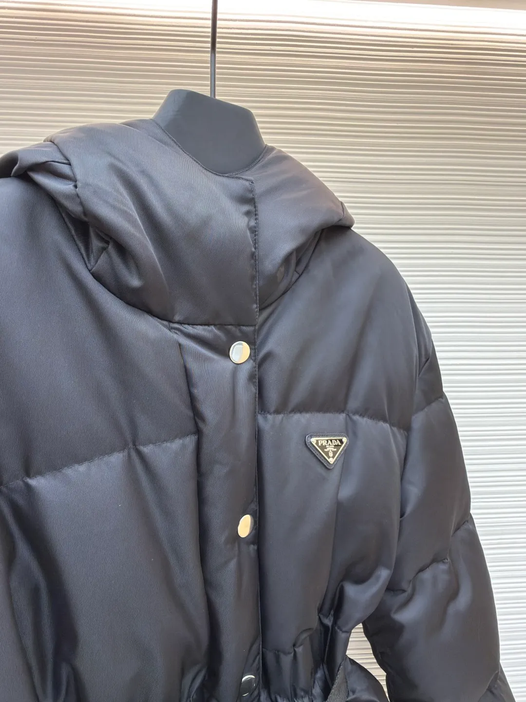 Prada Ant Waist Down Jacket [Women's Clothing] ●Original version: Purchased and developed by 18589 ●Item number: 1680810-E65 ●Fabric: nylon fabric ●Technology: Made on positioning cutting machine ●Version: Fitted version ●Weight: about 1105 grams ●Size: S-M-L ●Description: [Reshape winter style | High-end regenerated nylon long down jacket | Unlock multi-scenario wear] Made of regenerated nylon material, it not only implements the concept of sustainable fashion, but also has windproof and waterproof functions to cope with changing weather. The hooded collar and side buckle nylon webbing details enhance the sense of practicality; the elastic cuffs and drawstring hem lock in temperature and prevent wind flow, improving the overall fit. Filled with selected high-quality duck down, it is light and fluffy and has strong thermal insulation properties, so it is not afraid of severe cold challenges. The three-dimensional ant waist design, paired with a detachable belt and a functional bag of the same color, easily outlines elegant curves and can be freely switched between casual and sophisticated modes. Filled with selected high-quality duck down, it is light and fluffy and has strong thermal insulation properties, so it is not afraid of severe cold challenges. The three-dimensional ant waist design, paired with a detachable belt and a functional bag of the same color, easily outlines elegant curves and can be freely switched between casual and sophisticated modes. The overall wiring is straight and delicate, the fabric is comfortable and soft, and the color is consistent without color difference. It can be matched with the same style to create a fashionable look and control various occasions. Customized accessories, complete with three standards, same style for men and women!