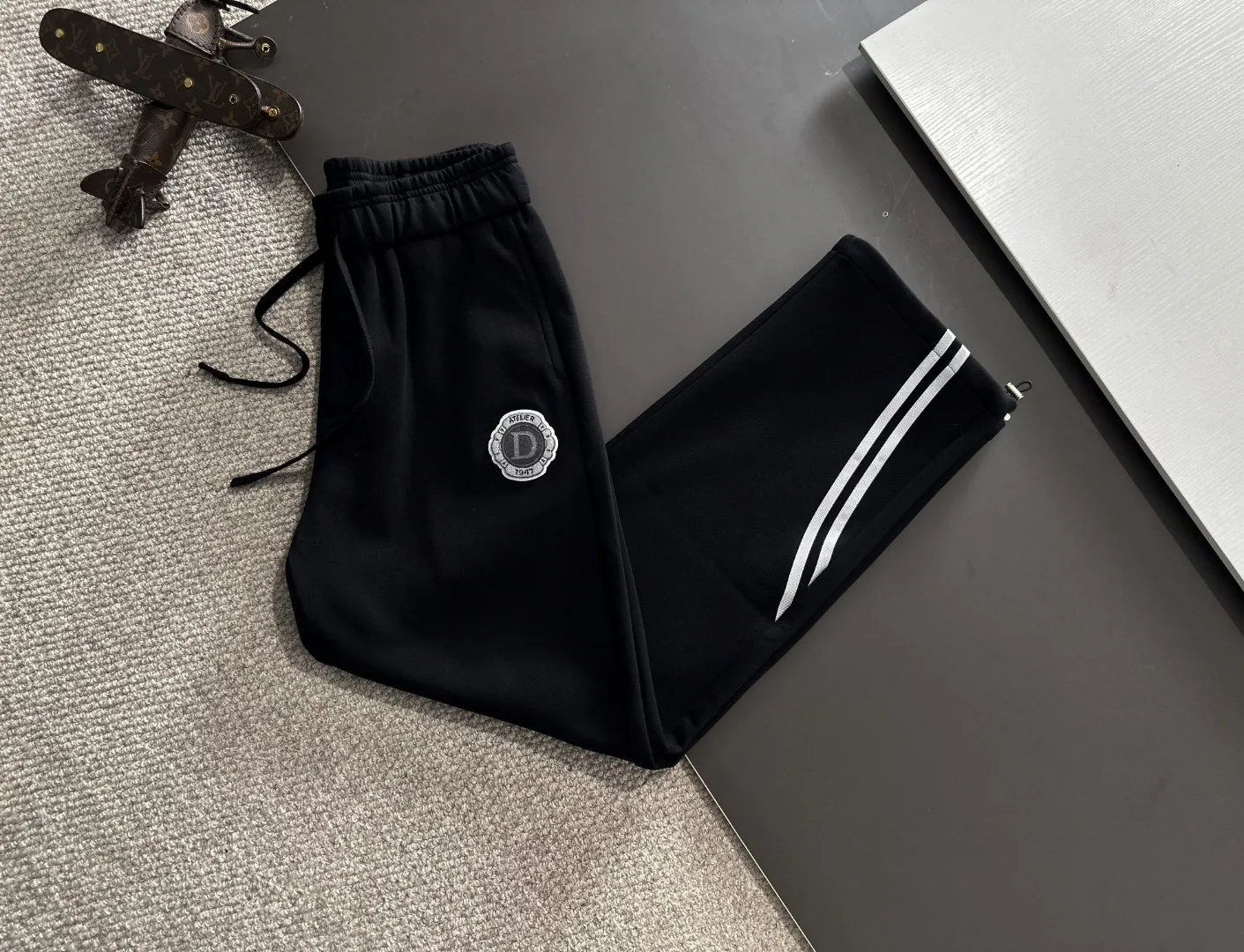 🅿️380 next day shipping Dior 2025 early spring new elastic band casual pants, thickened with velvet to keep warm. The custom-made fabrics at the counter are highly breathable and comfortable, with impeccable details and brand element design concepts, reflecting high quality. It feels delicate and soft! It presents a casual cut and the upper body shape is great! Size: M-4XL