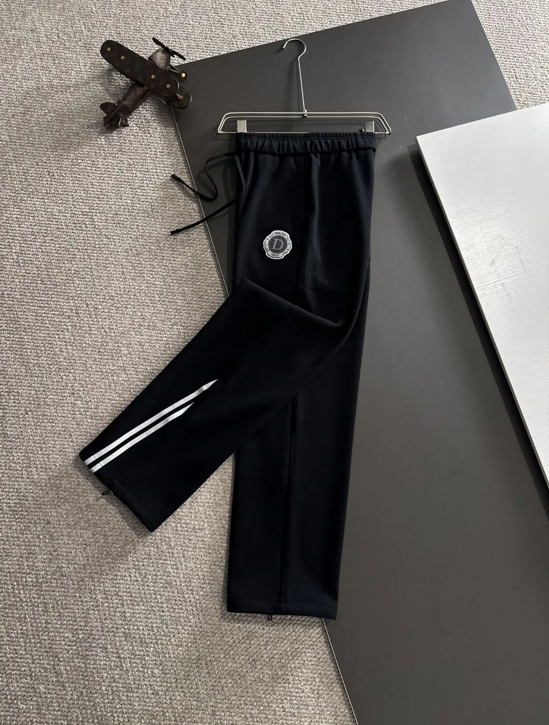 🅿️380 next day shipping Dior 2025 early spring new elastic band casual pants, thickened with velvet to keep warm. The custom-made fabrics at the counter are highly breathable and comfortable, with impeccable details and brand element design concepts, reflecting high quality. It feels delicate and soft! It presents a casual cut and the upper body shape is great! Size: M-4XL
