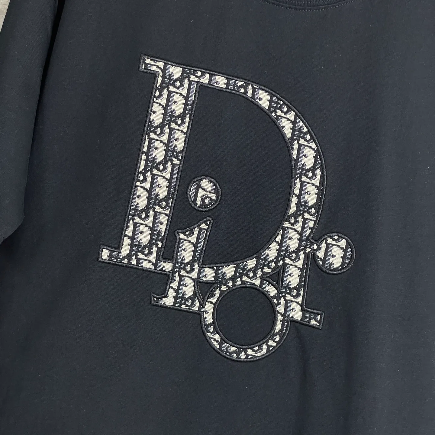 🅿️190 /A89 DIOR Dior fabric upgrade, using 300 full grams of fabric, patch embroidery, suede foam printing on the back panel, high-end craftsmanship, exclusive for new models, same style for men and women, casual loose fit short sleeves, high-end customization, high version, fashionable and versatile, imported fabrics, super soft and delicate feel, skin-friendly and comfortable to wear, high-end boutique High-temperature washing process to ensure that it does not deform or shrink. It is a comfortable and beautiful piece for summer wear! A must-have item for beauty and age reduction! The surface is super fine and smooth, uniform, delicate and soft. It is comfortable to wear and can easily create a cool summer feel. It is easy to hold the upper body and become the focus of the street in minutes. Color: Black and White Size: S-XL