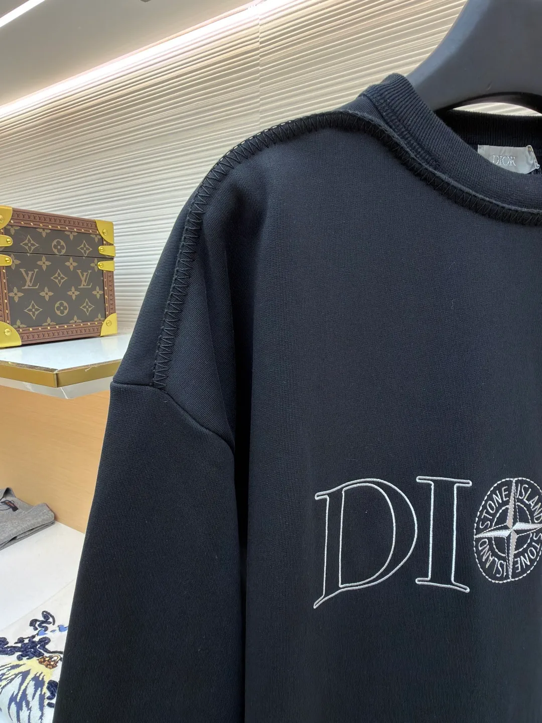 Dior stone co-branded embroidered sweatshirt ●Original version: Purchased and developed for 15500 ●Item number: 1682510-A65 ●Material: terry bottom sweatshirt fabric ●Technology: embroidery production ●Color: black ●Version: fitted version ●Weight: about 750 grams ●Size: XS-S-M-L ●Description: The fabric is made of [32s double-strand large terry bottom sweatshirt cloth] with AB color [custom-dyed bulk fabric thread blue], the bottom is made of [fleece shearing and ironing process], matching [21s double yarn 1*1 cotton rootless thread], the front panel is embroidered with [Tajima embroidery machine imported from Japan] [ The surface of the rayon thread is padded with a film and three-dimensional overlocking embroidery method], the wavy edge of the front panel is made of [special pattern machine], [6 strands of thick cotton thread are picked and stitched], the hem cuff thread is made of [21s combed cotton yarn dyed on the fabric color], [12-cylinder horizontal loom double-thread needle-drawing and single-thread jacquard method]. The overall wiring is straight and delicate, the fabric is comfortable and soft, and the color is consistent without color difference. It can be matched with the same style to create a fashionable look and control various occasions. Customized accessories, complete with three standards, same style for men and women!