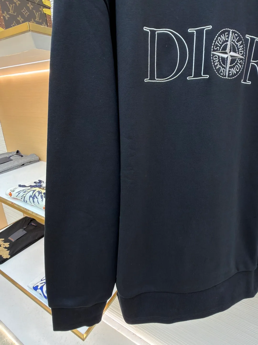 Dior stone co-branded embroidered sweatshirt ●Original version: Purchased and developed for 15500 ●Item number: 1682510-A65 ●Material: terry bottom sweatshirt fabric ●Technology: embroidery production ●Color: black ●Version: fitted version ●Weight: about 750 grams ●Size: XS-S-M-L ●Description: The fabric is made of [32s double-strand large terry bottom sweatshirt cloth] with AB color [custom-dyed bulk fabric thread blue], the bottom is made of [fleece shearing and ironing process], matching [21s double yarn 1*1 cotton rootless thread], the front panel is embroidered with [Tajima embroidery machine imported from Japan] [ The surface of the rayon thread is padded with a film and three-dimensional overlocking embroidery method], the wavy edge of the front panel is made of [special pattern machine], [6 strands of thick cotton thread are picked and stitched], the hem cuff thread is made of [21s combed cotton yarn dyed on the fabric color], [12-cylinder horizontal loom double-thread needle-drawing and single-thread jacquard method]. The overall wiring is straight and delicate, the fabric is comfortable and soft, and the color is consistent without color difference. It can be matched with the same style to create a fashionable look and control various occasions. Customized accessories, complete with three standards, same style for men and women!