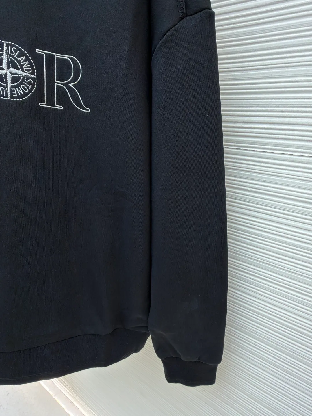Dior stone co-branded embroidered sweatshirt ●Original version: Purchased and developed for 15500 ●Item number: 1682510-A65 ●Material: terry bottom sweatshirt fabric ●Technology: embroidery production ●Color: black ●Version: fitted version ●Weight: about 750 grams ●Size: XS-S-M-L ●Description: The fabric is made of [32s double-strand large terry bottom sweatshirt cloth] with AB color [custom-dyed bulk fabric thread blue], the bottom is made of [fleece shearing and ironing process], matching [21s double yarn 1*1 cotton rootless thread], the front panel is embroidered with [Tajima embroidery machine imported from Japan] [ The surface of the rayon thread is padded with a film and three-dimensional overlocking embroidery method], the wavy edge of the front panel is made of [special pattern machine], [6 strands of thick cotton thread are picked and stitched], the hem cuff thread is made of [21s combed cotton yarn dyed on the fabric color], [12-cylinder horizontal loom double-thread needle-drawing and single-thread jacquard method]. The overall wiring is straight and delicate, the fabric is comfortable and soft, and the color is consistent without color difference. It can be matched with the same style to create a fashionable look and control various occasions. Customized accessories, complete with three standards, same style for men and women!