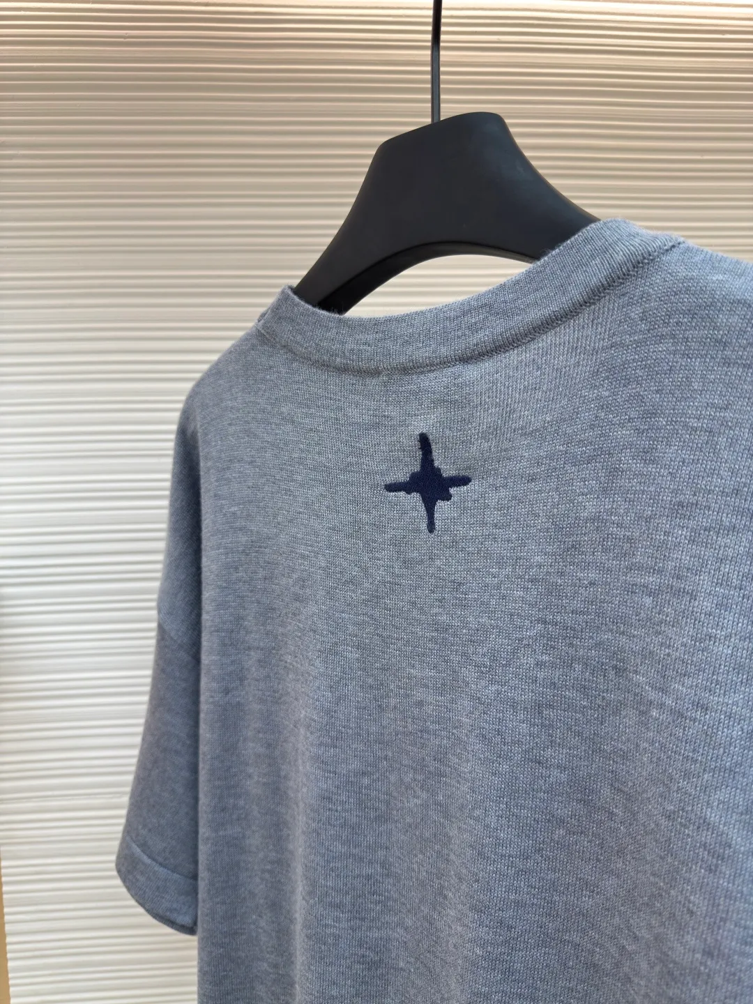 DIOR joint Hamilton knitted short-sleeve ●Authentic product: purchased and developed by 14767 ●Item number: 1680109-A75 ●Fabric: wool fabric ●Technology: knitted ●Version: fitted version ●Weight: about 345 grams ●Size: XS-S-M-L ●Description: It is made of 100% sheep wool fabric, which is soft and warm, skin-friendly and textured. It has just the right balance of comfort and high-end. The thickness of the fabric is moderate, and it will not be stuffy when worn in summer! The chest is decorated with a sunflower pattern, which is perfectly integrated with the fabric and has no sense of obtrusion at all! The overall routing is straight and delicate, the fabric is comfortable and soft, and the color is consistent without color difference. It can be matched with the same style to create a fashionable look and control various occasions. Customized accessories, complete with three standards, the same style for men and women!