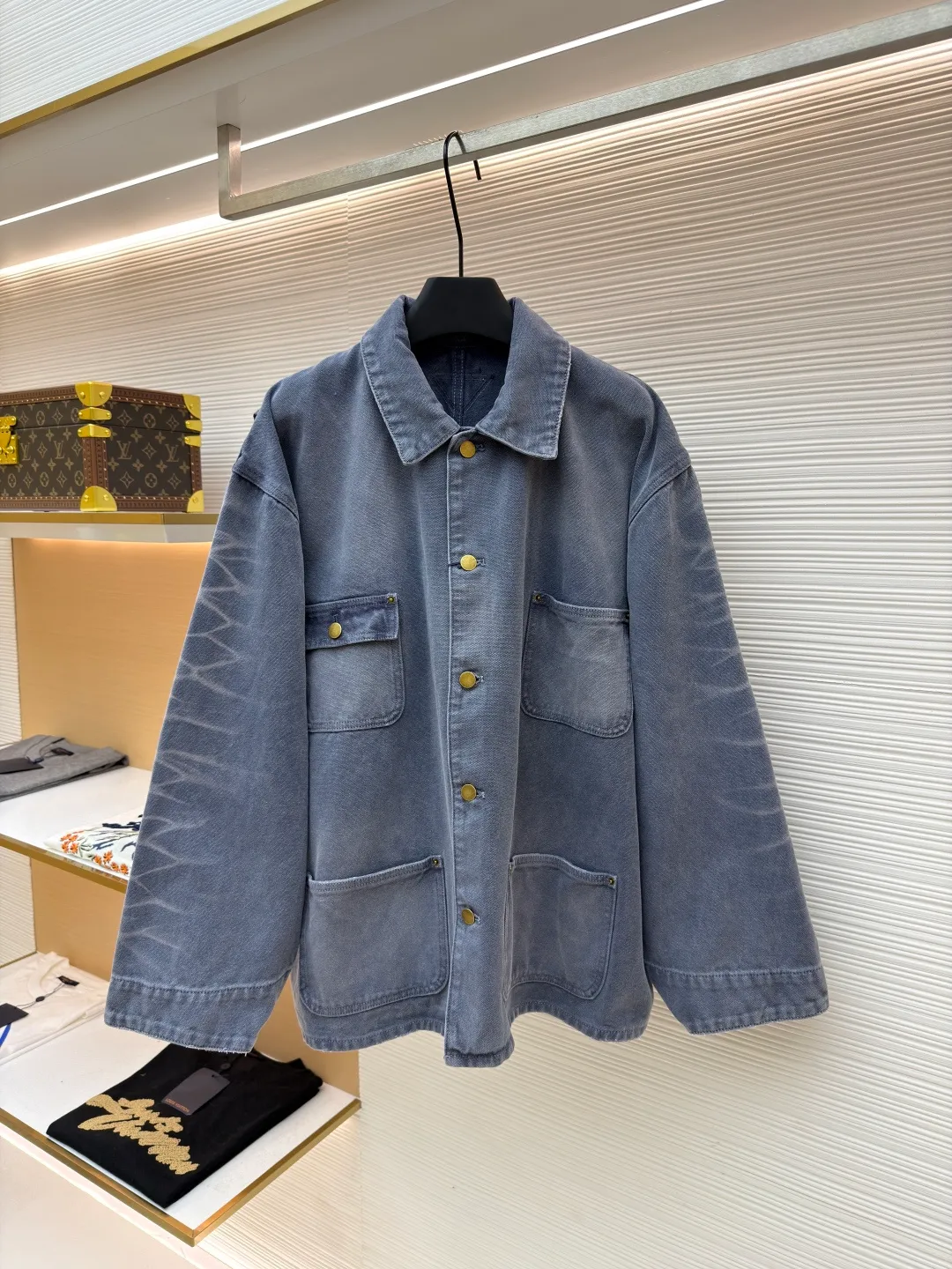 Prada distressed ice blue four-pocket work jacket ●Original version: purchased and developed by 15761 ●Item number: 1681562-B20 ●Fabric: cotton canvas fabric ●Technology: made with distressed wash ●Color: ice blue ●Version: fitted version ●Weight: about 1185 grams ●Size: S-M-L ●Description: Made of high-weight cotton canvas, specially tanned and pre-shrunk to ensure a stiff silhouette while improving durability. It adopts multi-stage artificial wear technology, including sandpaper polishing, enzyme washing and fading, and edge tearing treatment to form a natural fading gradient in stress areas such as collars, cuffs, and hems, simulating the retro traces of long-term wear.  A matte resin coating is applied to the surface, which not only retains the rough texture of the canvas, but also enhances windproof and anti-fouling properties, embodying Prada's "functional luxury" concept. The main stitching uses luxury-grade 20/3-strand high-twist thread, while the decorative topstitching is replaced with 0.1mm ultra-fine polyester thread, creating a visual contrast between fragility and solidity.  Customized distressed matte hardware accessories, with the PRADA dark pattern logo engraved on the bottom, implementing the "unfinished" design philosophy. This jacket is essentially a sophisticated game of materials - deconstructing workwear prototypes with the precision engineering of high fashion, and reconstructing the value narrative with anti-luxury old-fashioned techniques, fully presenting the concept of "Imperfect Sublime" proposed by Miuccia Prada. The overall wiring is straight and delicate, the fabric is comfortable and soft, and the color is consistent without color difference. It can be matched with the same style to create a fashionable look and control various occasions. Customized accessories, complete with three standards, same style for men and women!