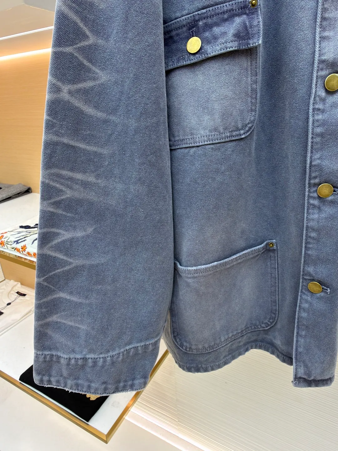 Prada distressed ice blue four-pocket work jacket ●Original version: purchased and developed by 15761 ●Item number: 1681562-B20 ●Fabric: cotton canvas fabric ●Technology: made with distressed wash ●Color: ice blue ●Version: fitted version ●Weight: about 1185 grams ●Size: S-M-L ●Description: Made of high-weight cotton canvas, specially tanned and pre-shrunk to ensure a stiff silhouette while improving durability. It adopts multi-stage artificial wear technology, including sandpaper polishing, enzyme washing and fading, and edge tearing treatment to form a natural fading gradient in stress areas such as collars, cuffs, and hems, simulating the retro traces of long-term wear.  A matte resin coating is applied to the surface, which not only retains the rough texture of the canvas, but also enhances windproof and anti-fouling properties, embodying Prada's "functional luxury" concept. The main stitching uses luxury-grade 20/3-strand high-twist thread, while the decorative topstitching is replaced with 0.1mm ultra-fine polyester thread, creating a visual contrast between fragility and solidity.  Customized distressed matte hardware accessories, with the PRADA dark pattern logo engraved on the bottom, implementing the "unfinished" design philosophy. This jacket is essentially a sophisticated game of materials - deconstructing workwear prototypes with the precision engineering of high fashion, and reconstructing the value narrative with anti-luxury old-fashioned techniques, fully presenting the concept of "Imperfect Sublime" proposed by Miuccia Prada. The overall wiring is straight and delicate, the fabric is comfortable and soft, and the color is consistent without color difference. It can be matched with the same style to create a fashionable look and control various occasions. Customized accessories, complete with three standards, same style for men and women!