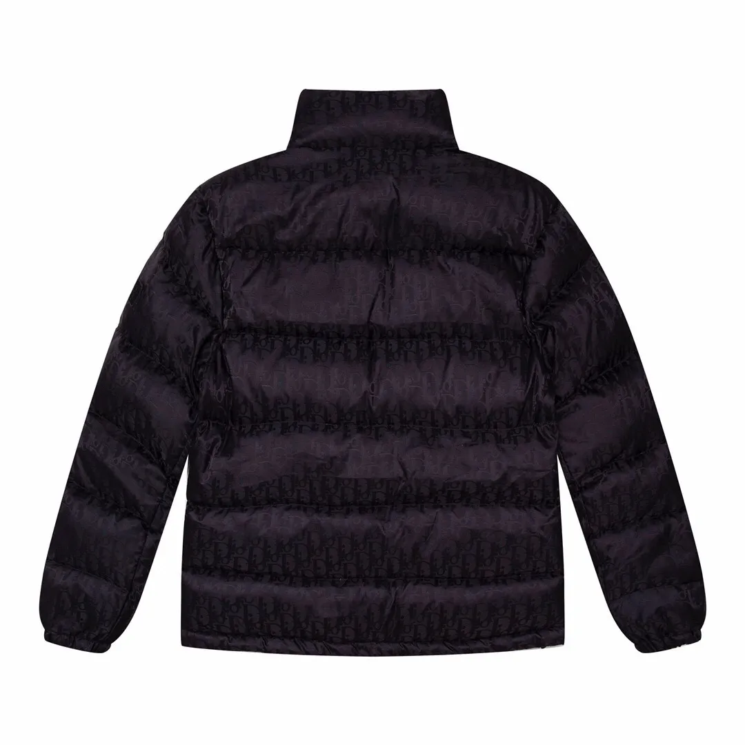 🅿️480 Style No.: Y02 Dior & Dior 2023 Autumn and Winter New 🆕Couple Down Jacket Original 1:1 customized hardware accessories are all imported and original customization Welcome to compare at the counter Absolutely high quality Use top 90 white duck down Super soft Filled with fluffy and plump Super heavy workmanship of the fabric 👍 Perfect version Note ⚠ The fabric is super comfortable Men and women (first time making a down jacket this year) The running price is very cost-effective and breaks the ceiling) [Top-grade fabric + features: ✅Down content is 90 down, weight is about 220-260g ✅The whole body is fully printed with LOGO ✅Introducing a sense of fashion and luxury to achieve dual standards of warmth and style ✅Needs to be customized individually, very thick, with a three-dimensional and full feeling from 360 degrees! ✅The down jacket uses a double-layer anti-down liner design! Super windproof performance ✅Hardware 1:1 fully customized ZP craftsmanship: spot heavy goods! The highest version is produced by the same celebrity couple and must be good. This down jacket uses a double-layer anti-velvet liner design! It has super windproof performance and will be very warm when worn in winter! It is filled with white duck down and has high fluffiness, so it can be worn even at temperatures below minus ten degrees❗ Color: Black Size: M–XXL