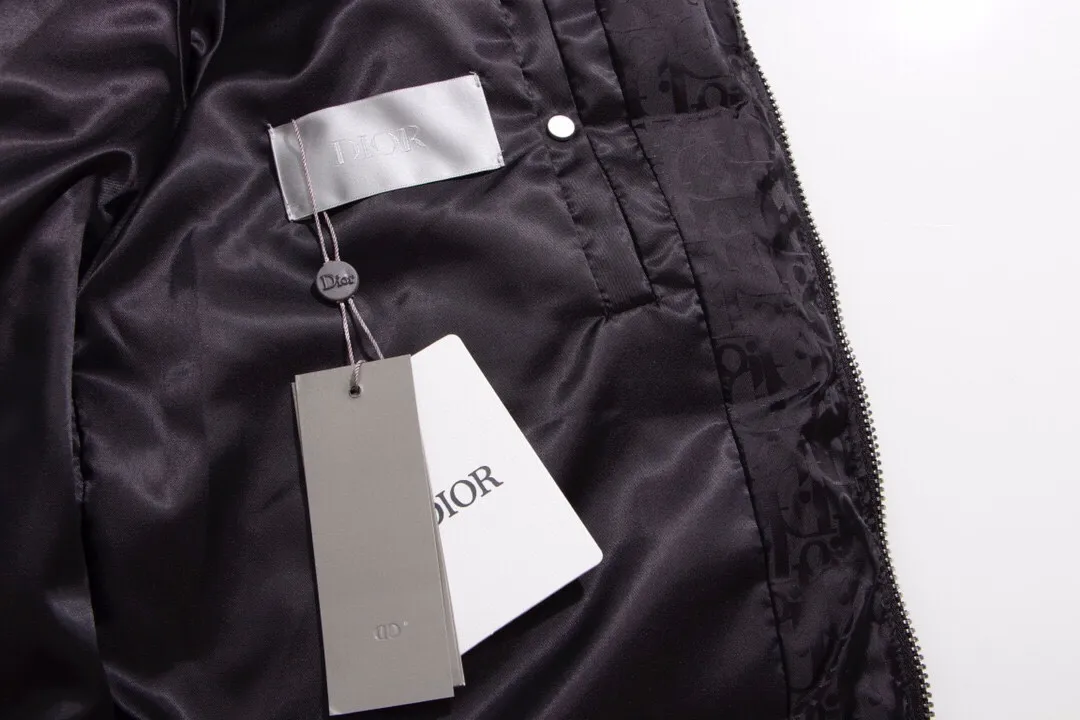 🅿️480 Style No.: Y02 Dior & Dior 2023 Autumn and Winter New 🆕Couple Down Jacket Original 1:1 customized hardware accessories are all imported and original customization Welcome to compare at the counter Absolutely high quality Use top 90 white duck down Super soft Filled with fluffy and plump Super heavy workmanship of the fabric 👍 Perfect version Note ⚠ The fabric is super comfortable Men and women (first time making a down jacket this year) The running price is very cost-effective and breaks the ceiling) [Top-grade fabric + features: ✅Down content is 90 down, weight is about 220-260g ✅The whole body is fully printed with LOGO ✅Introducing a sense of fashion and luxury to achieve dual standards of warmth and style ✅Needs to be customized individually, very thick, with a three-dimensional and full feeling from 360 degrees! ✅The down jacket uses a double-layer anti-down liner design! Super windproof performance ✅Hardware 1:1 fully customized ZP craftsmanship: spot heavy goods! The highest version is produced by the same celebrity couple and must be good. This down jacket uses a double-layer anti-velvet liner design! It has super windproof performance and will be very warm when worn in winter! It is filled with white duck down and has high fluffiness, so it can be worn even at temperatures below minus ten degrees❗ Color: Black Size: M–XXL