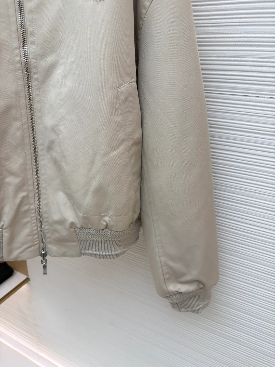 Dior Tenge quilted double-sided jacket ●Original version: purchased and developed by 33979 ●Item number: 1681686-D15 ●Fabric: cotton fabric ●Technology: embroidery production ●Color: khaki ●Version: fitted version ●Weight: about 965 grams ●Size: 44-46-48-50 ●Description: This jacket uses double-layer quilting technology. The outer layer is lined with precise diamond-shaped plaid, and the inner layer is quilted with straight lines to form a unique visual hierarchy. The whole bag is made of high-density nylon fabric and has been specially treated to be water-repellent, making it both lightweight and windproof. The collar, cuffs and hem are all designed with elastic ribs, which not only ensures wearing comfort, but also effectively locks in temperature. The center zipper uses a custom metal slider, which is smooth and durable, and the edges of the zipper are precision hemmed to prevent wear and tear. The body is cut to fit the curves of the human body, and the proportions of shoulders and sleeves have been repeatedly adjusted to ensure free movement. The interior is filled with lightweight polyester fiber to ensure warmth while avoiding bloat. All sutures are made of high-strength polyester threads, which have been tested many times to ensure they won’t open during long-term wear. The overall craftsmanship reflects the perfect combination of functionality and fashion, making it suitable for a variety of occasions. The overall wiring is straight and delicate, the fabric is comfortable and soft, and the color is consistent without color difference. It can be matched with the same style to create a fashionable look and control various occasions. Customized accessories, complete with three standards, same style for men and women!