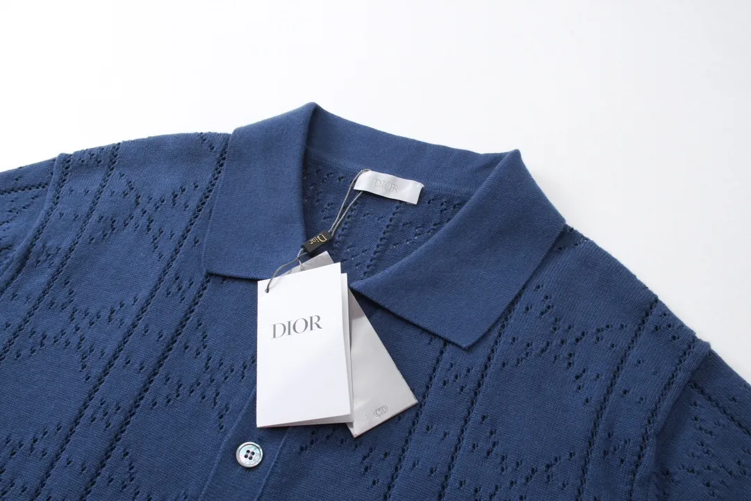 🅿️260 Dior CD2024SS diamond-shaped hollow knitted lapel POLO. European and American style early spring new small label cannage pattern hollow knitted short-sleeved polo cardigan casual fashion shirt The fabric is made of 150D/48F polyester special-shaped light long fiber yarn + 40 double-ply ring-spun pure cotton yarn. The Y version is purchased, disassembled and cut off the hem fabric, and sent to a professional inspection and testing agency to analyze the yarn count data. A 24-needle cylindrical jacquard loom imported from Italy is used to weave the gray fabric. The gray fabric is washed and shaped in the cylinder to produce the finished fabric. It uses an infrared cutting machine for typesetting, and the positioning flower letter logo is cut by hand, and it is matched with 26s cotton yarn-dyed ribbing. Blue/apricot, same style for men and women! Size: XS-L.