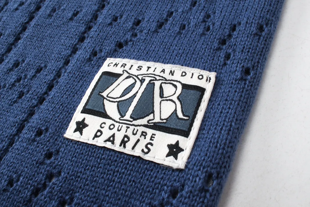 🅿️260 Dior CD2024SS diamond-shaped hollow knitted lapel POLO. European and American style early spring new small label cannage pattern hollow knitted short-sleeved polo cardigan casual fashion shirt The fabric is made of 150D/48F polyester special-shaped light long fiber yarn + 40 double-ply ring-spun pure cotton yarn. The Y version is purchased, disassembled and cut off the hem fabric, and sent to a professional inspection and testing agency to analyze the yarn count data. A 24-needle cylindrical jacquard loom imported from Italy is used to weave the gray fabric. The gray fabric is washed and shaped in the cylinder to produce the finished fabric. It uses an infrared cutting machine for typesetting, and the positioning flower letter logo is cut by hand, and it is matched with 26s cotton yarn-dyed ribbing. Blue/apricot, same style for men and women! Size: XS-L.