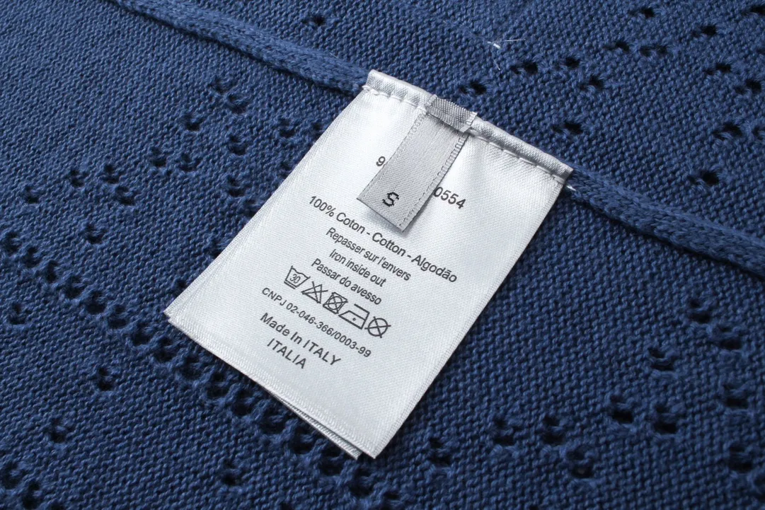 🅿️260 Dior CD2024SS diamond-shaped hollow knitted lapel POLO. European and American style early spring new small label cannage pattern hollow knitted short-sleeved polo cardigan casual fashion shirt The fabric is made of 150D/48F polyester special-shaped light long fiber yarn + 40 double-ply ring-spun pure cotton yarn. The Y version is purchased, disassembled and cut off the hem fabric, and sent to a professional inspection and testing agency to analyze the yarn count data. A 24-needle cylindrical jacquard loom imported from Italy is used to weave the gray fabric. The gray fabric is washed and shaped in the cylinder to produce the finished fabric. It uses an infrared cutting machine for typesetting, and the positioning flower letter logo is cut by hand, and it is matched with 26s cotton yarn-dyed ribbing. Blue/apricot, same style for men and women! Size: XS-L.