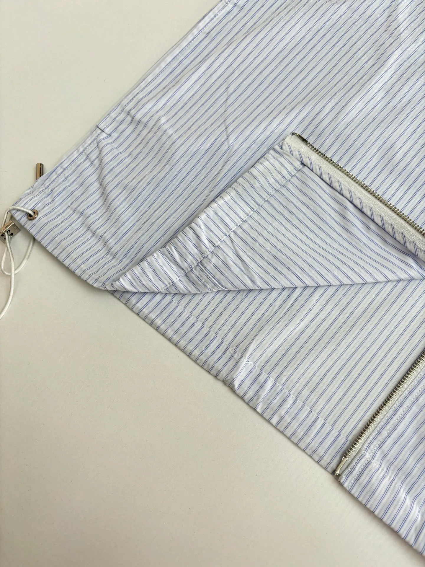 🅿️556 Dio*/Dior 25Fw new summer striped splicing jacquard dark pattern light and skin-friendly ice-like sun protection small jacket. Carefully made with white striped cotton poplin. With drawstring bottom edge, dual-material tailoring. Decorated with Christian Dior Couture print on the front. Extra large version, can be matched with all kinds of sportswear. The upper body is comfortable and breathable without being stuffy. It can quickly evaporate sweat and always keep the skin dry and cool. Size：S/M/L/XL