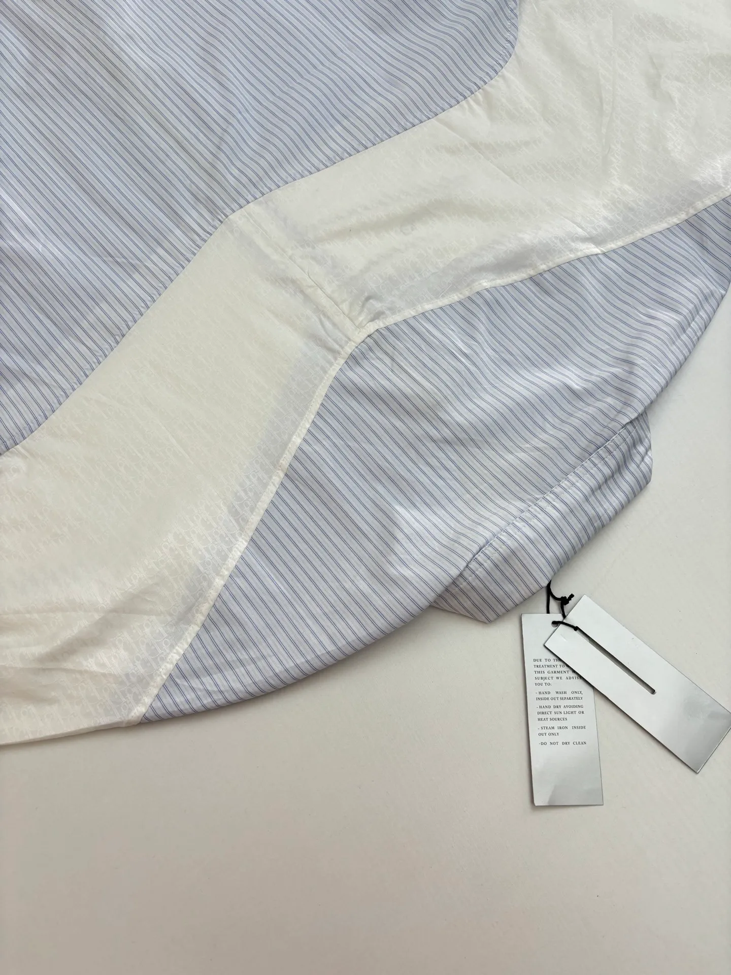 🅿️556 Dio*/Dior 25Fw new summer striped splicing jacquard dark pattern light and skin-friendly ice-like sun protection small jacket. Carefully made with white striped cotton poplin. With drawstring bottom edge, dual-material tailoring. Decorated with Christian Dior Couture print on the front. Extra large version, can be matched with all kinds of sportswear. The upper body is comfortable and breathable without being stuffy. It can quickly evaporate sweat and always keep the skin dry and cool. Size：S/M/L/XL