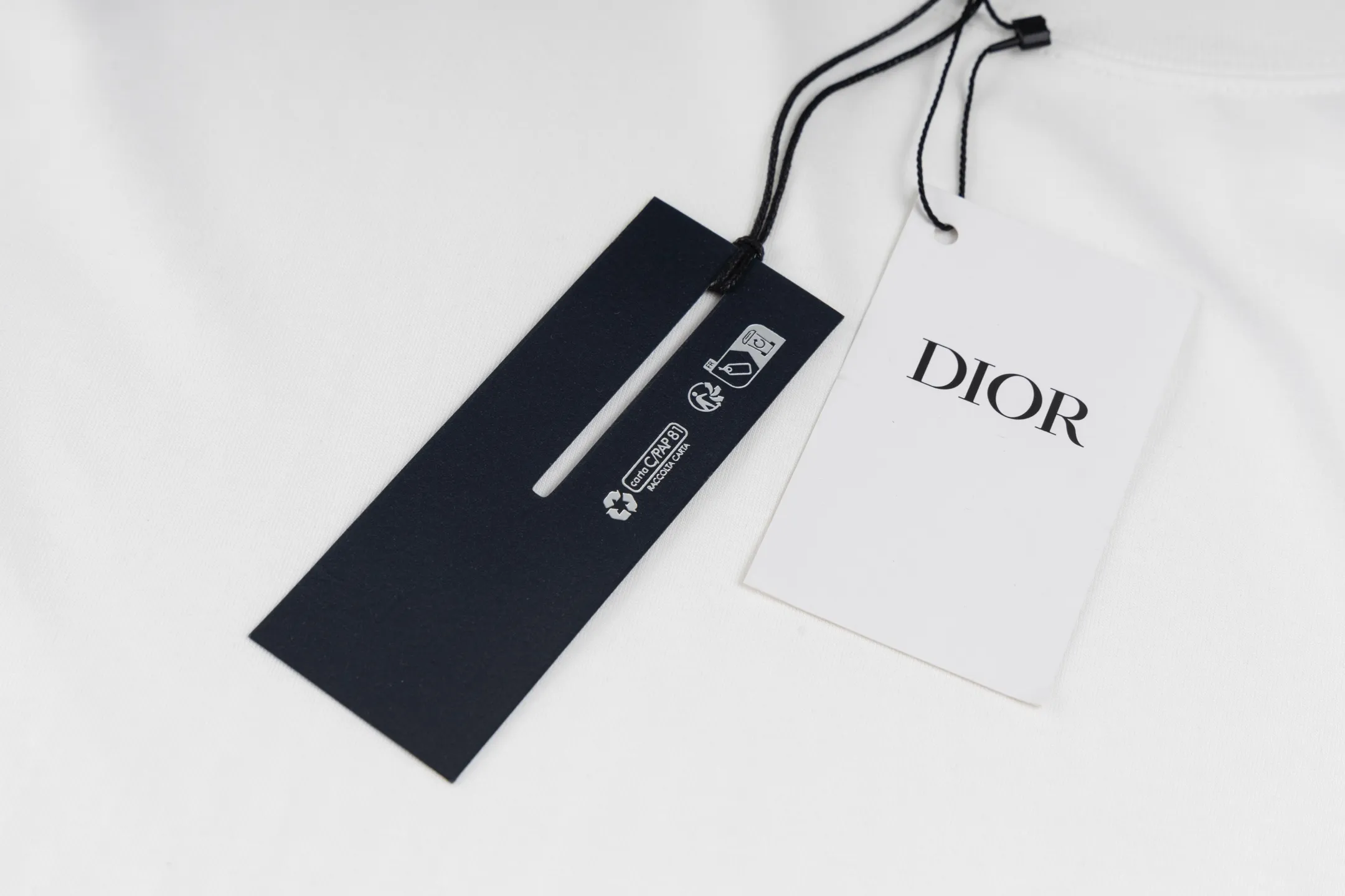 🅿️270 [Exclusive supply] CD Love Pocket Embroidered Short Sleeves (White) The fabric is made of 24S 185g special woven compact cotton fabric, and the rib is made of 32S 300g double yarn rib. New for the 2025 Winter Men's Collection, this T-shirt is decorated with archive-inspired embroidery of love as a tribute to heritage. Crafted from white cotton jersey with a ribbed crew neck. The regular fit pairs easily with tailored trousers and oversized jeans. It is woven with 24-count special compact cotton yarn. The weaving process requires high standards and requires the use of advanced looms and high-quality raw materials. Specially woven compact cotton has many advantages, such as softness and comfort, good breathability, strong wrinkle resistance, good durability, etc.; it has a tighter, softer and more delicate texture and feel. Add exquisite details to soft fabrics through embroidery to enhance the sense of luxury; the needle-stitch embroidery process has unique style and characteristics. The number of times the stitches are repeated highlights the layering and delicacy. Needle embroidery can achieve very fine details, and the work has a strong sense of line and three-dimensionality. Size:XS-S-M-L