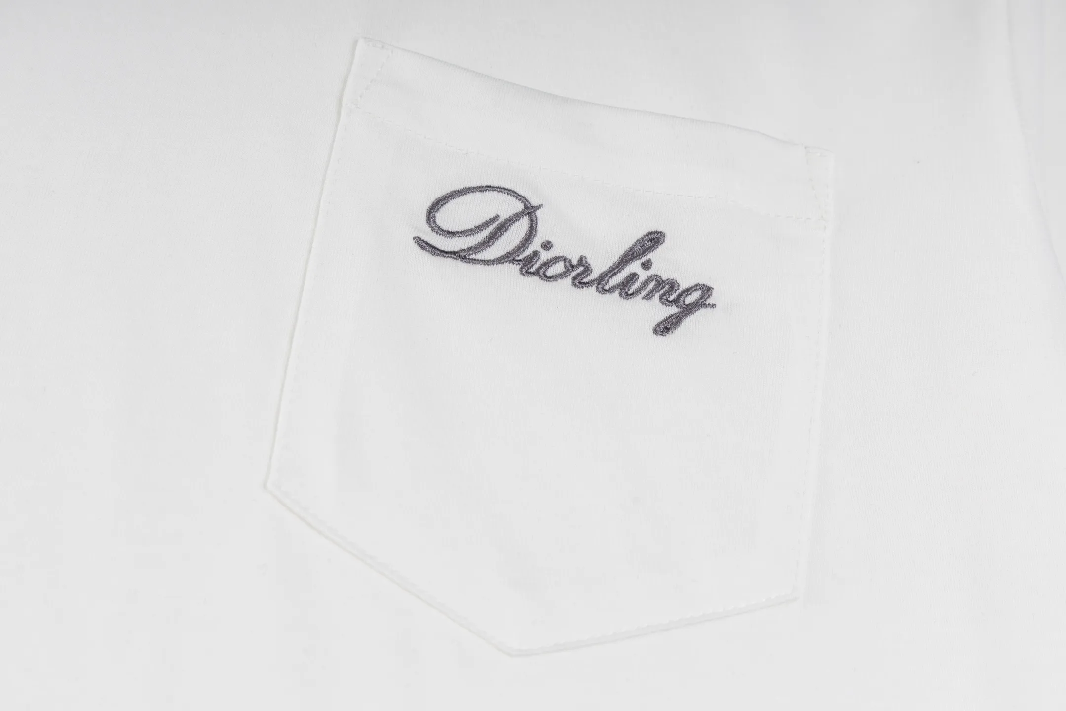 🅿️270 [Exclusive supply] CD Love Pocket Embroidered Short Sleeves (White) The fabric is made of 24S 185g special woven compact cotton fabric, and the rib is made of 32S 300g double yarn rib. New for the 2025 Winter Men's Collection, this T-shirt is decorated with archive-inspired embroidery of love as a tribute to heritage. Crafted from white cotton jersey with a ribbed crew neck. The regular fit pairs easily with tailored trousers and oversized jeans. It is woven with 24-count special compact cotton yarn. The weaving process requires high standards and requires the use of advanced looms and high-quality raw materials. Specially woven compact cotton has many advantages, such as softness and comfort, good breathability, strong wrinkle resistance, good durability, etc.; it has a tighter, softer and more delicate texture and feel. Add exquisite details to soft fabrics through embroidery to enhance the sense of luxury; the needle-stitch embroidery process has unique style and characteristics. The number of times the stitches are repeated highlights the layering and delicacy. Needle embroidery can achieve very fine details, and the work has a strong sense of line and three-dimensionality. Size:XS-S-M-L