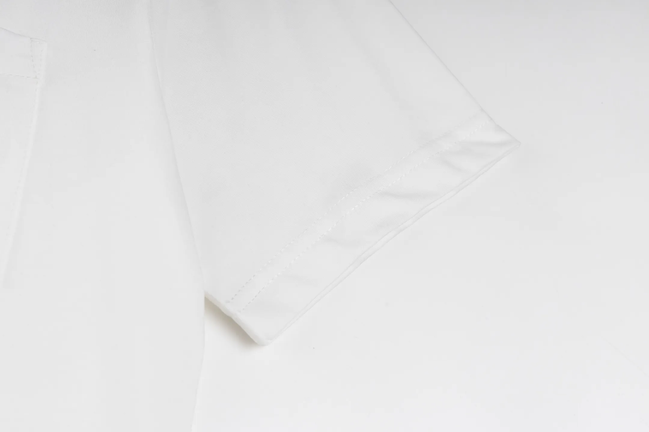 🅿️270 [Exclusive supply] CD Love Pocket Embroidered Short Sleeves (White) The fabric is made of 24S 185g special woven compact cotton fabric, and the rib is made of 32S 300g double yarn rib. New for the 2025 Winter Men's Collection, this T-shirt is decorated with archive-inspired embroidery of love as a tribute to heritage. Crafted from white cotton jersey with a ribbed crew neck. The regular fit pairs easily with tailored trousers and oversized jeans. It is woven with 24-count special compact cotton yarn. The weaving process requires high standards and requires the use of advanced looms and high-quality raw materials. Specially woven compact cotton has many advantages, such as softness and comfort, good breathability, strong wrinkle resistance, good durability, etc.; it has a tighter, softer and more delicate texture and feel. Add exquisite details to soft fabrics through embroidery to enhance the sense of luxury; the needle-stitch embroidery process has unique style and characteristics. The number of times the stitches are repeated highlights the layering and delicacy. Needle embroidery can achieve very fine details, and the work has a strong sense of line and three-dimensionality. Size:XS-S-M-L