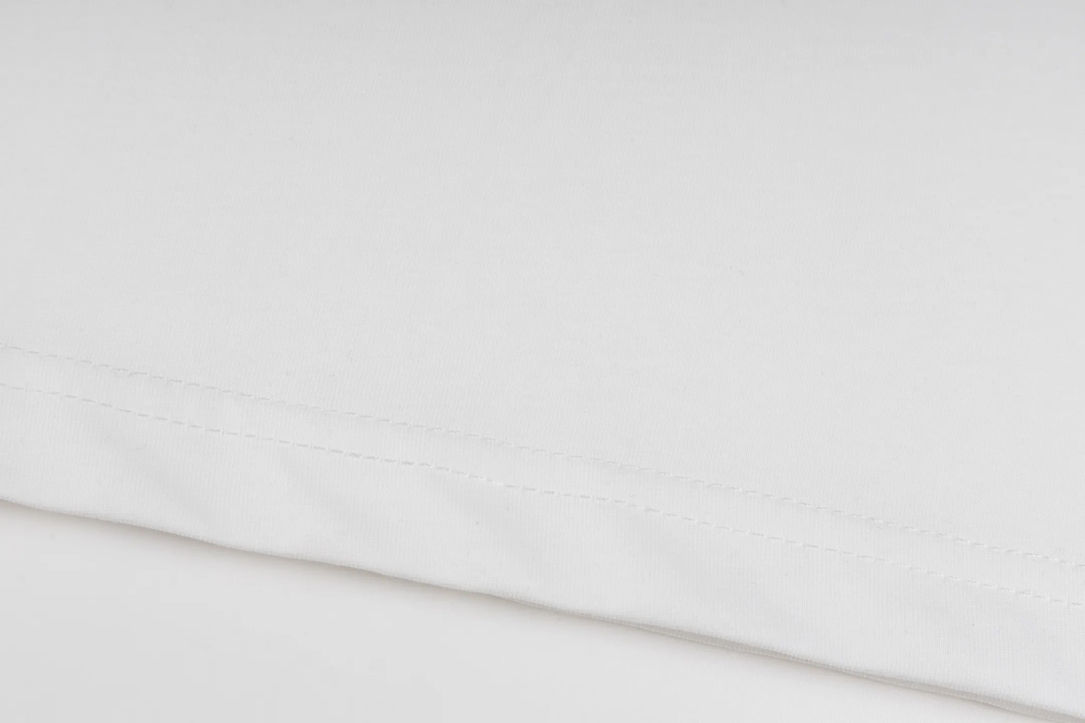 🅿️270 [Exclusive supply] CD Love Pocket Embroidered Short Sleeves (White) The fabric is made of 24S 185g special woven compact cotton fabric, and the rib is made of 32S 300g double yarn rib. New for the 2025 Winter Men's Collection, this T-shirt is decorated with archive-inspired embroidery of love as a tribute to heritage. Crafted from white cotton jersey with a ribbed crew neck. The regular fit pairs easily with tailored trousers and oversized jeans. It is woven with 24-count special compact cotton yarn. The weaving process requires high standards and requires the use of advanced looms and high-quality raw materials. Specially woven compact cotton has many advantages, such as softness and comfort, good breathability, strong wrinkle resistance, good durability, etc.; it has a tighter, softer and more delicate texture and feel. Add exquisite details to soft fabrics through embroidery to enhance the sense of luxury; the needle-stitch embroidery process has unique style and characteristics. The number of times the stitches are repeated highlights the layering and delicacy. Needle embroidery can achieve very fine details, and the work has a strong sense of line and three-dimensionality. Size:XS-S-M-L