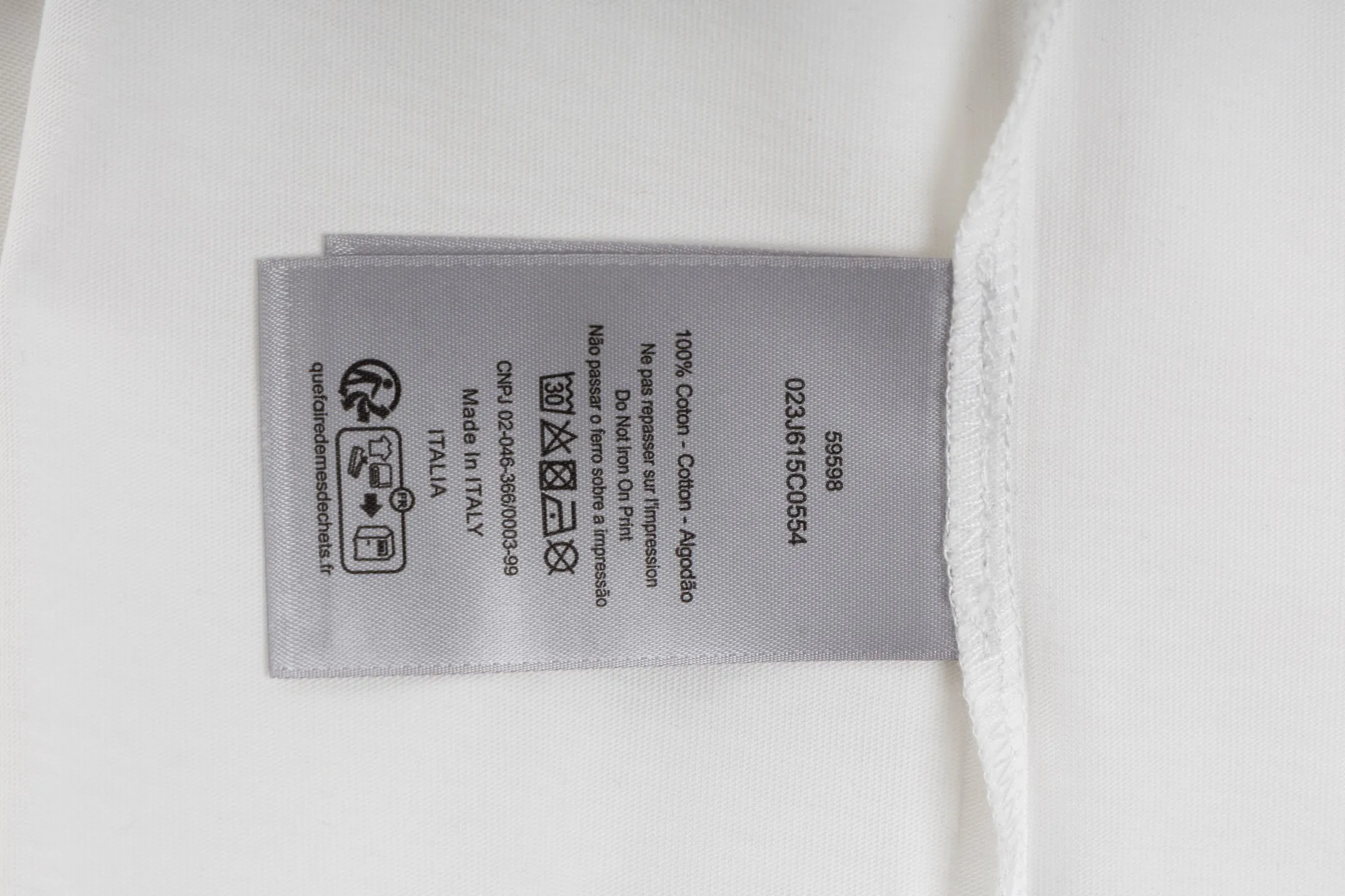 🅿️270 [Exclusive supply] CD Love Pocket Embroidered Short Sleeves (White) The fabric is made of 24S 185g special woven compact cotton fabric, and the rib is made of 32S 300g double yarn rib. New for the 2025 Winter Men's Collection, this T-shirt is decorated with archive-inspired embroidery of love as a tribute to heritage. Crafted from white cotton jersey with a ribbed crew neck. The regular fit pairs easily with tailored trousers and oversized jeans. It is woven with 24-count special compact cotton yarn. The weaving process requires high standards and requires the use of advanced looms and high-quality raw materials. Specially woven compact cotton has many advantages, such as softness and comfort, good breathability, strong wrinkle resistance, good durability, etc.; it has a tighter, softer and more delicate texture and feel. Add exquisite details to soft fabrics through embroidery to enhance the sense of luxury; the needle-stitch embroidery process has unique style and characteristics. The number of times the stitches are repeated highlights the layering and delicacy. Needle embroidery can achieve very fine details, and the work has a strong sense of line and three-dimensionality. Size:XS-S-M-L