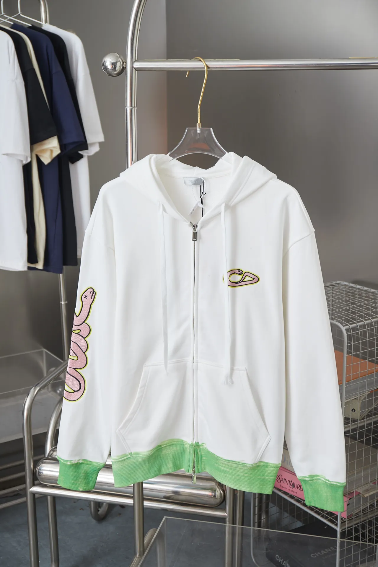 🅿️320 DIRO Year of the Snake limited edition Snake zipper hooded sweatshirt with sleeves Light luxury Essential item for daily commuting for men and women Correct version Welcome to compare Detailed features · Made of 480g pure cotton double yarn fish scale terry fabric · Dust-free singeing process on the face Bottom suction Environmentally friendly reactive dyeing · Imported Tajima machine seal embroidery · Hand-painted direct-injection printing on the hem · Customized hardware zipper · Double-needle sewing and cross-seam technology · Original main mark, washed tag, moisture-proof paper packaging Color: White/Orange Size: S M L XL