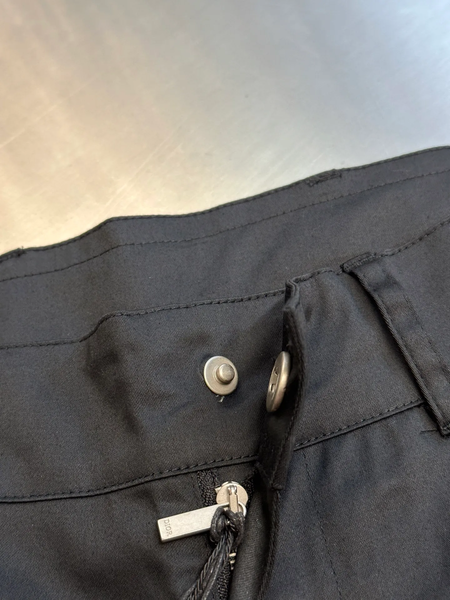 🅿️630 Dior stone joint shorts The fabric is made of 60s cotton high-density twill satin fabric, 5A grade long-staple cotton yarn, 2C thickness TPU hot melt adhesive film, circular shaft glue coating process, high-count satin fabric and adhesive film to keep the fabric with a 3D texture. The cooling coating can absorb moisture and sweat, the mold is customized to rotate the puller with logo, the No. 5 platinum corn tooth closed tail zipper, the mold is customized to make a cylindrical buckle made of silicone material, and the bag is made of domestic high-speed machine embroidery small logo letters + grid flat embroidered seal size:44.46.48.50