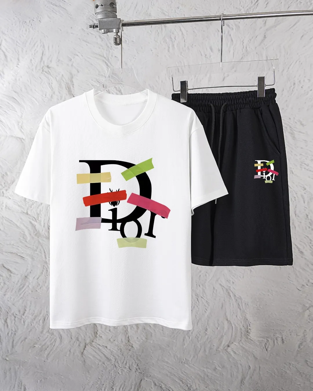 🅿️300 Dior Exclusively provides new trendy men’s fashionable round neck short-sleeved shorts suits, trendy and fashionable casual short-sleeved suits! It has high breathability and comfort, impeccable details, and brand element design concept, reflecting high quality. It presents a casual cut and the upper body shape is great! Material: 260g double yarn pure cotton short sleeves + 360g pure cotton terry shorts Size: S-XXL 🔥 (please state your height and weight when placing an order)