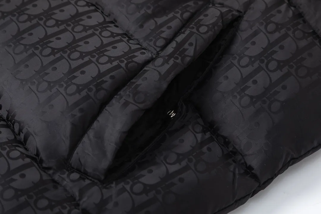 🅿️700 (with dust bag) Dior/Dior 20fw all-over dark pattern presbyopic down vest cd black jacquard technical fabric oblique print This sleeveless jacket is decorated with tonal oblique print throughout, paying tribute to the classic pattern. Crafted from warm technical fabric, it features a black Dior logo patch on the back of the collar. Adds elegance to any look. Tonal oblique print throughout, DR logo patch on back of collar, sleeveless stand collar, two-way zipper pull with DR logo engraved zipper pull, side welt pockets, drawstring elastic hem, 100% polyamide Color: Black/Navy/Pearl Size: 44/46/48/50/52/54