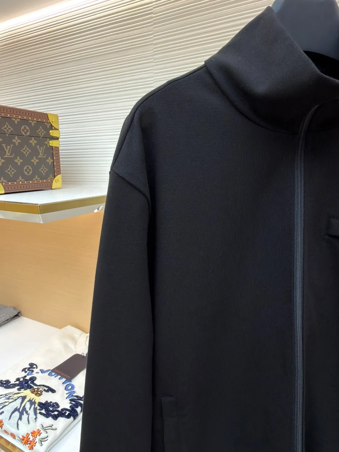 Prada triangle zipper jacket ●Original version: Purchased and developed for 22800 ●Item number: 1681210-B35 ●Fabric: photo-activated energy technology cotton fabric ●Technology: fabric washing and production ●Color: black ●Version: fitted version ●Weight: about 800 grams ●Size: S-M-L-XL ●Description: Customized photo-activated technology cotton Breathable air cotton Enjoy the cloud cotton feel Soft and waxy to the touch The main tone is deep matte black, exuding an innate sense of luxury. The iconic triangular logo is embellished on the chest pocket, highlighting the elegance and nobility of the brand. It is characterized by a square cut and a stand-up collar. It outlines the neat shoulder line and straight body. It is versatile and interprets the true connotation of high-end fashion. It uses imported special machine infrared to locate the "Prada triangle mark" for more precise positioning. It is firm and strong, and the template machine opens the bag. The preset template guides the position, shape and size of the bag opening. The accuracy ensures the quality of the bag opening effect. The fabrics are washed and have a better hand feel. They are not easy to deform, shrink or fade, and maintain long-term beauty. The overall wiring is straight and delicate, the fabric is comfortable and soft, and the color is consistent without color difference. It can be matched with the same style to create a fashionable look and control various occasions. Customized accessories, complete with three standards, same style for men and women!