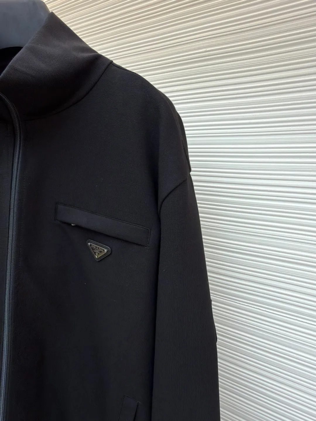 Prada triangle zipper jacket ●Original version: Purchased and developed for 22800 ●Item number: 1681210-B35 ●Fabric: photo-activated energy technology cotton fabric ●Technology: fabric washing and production ●Color: black ●Version: fitted version ●Weight: about 800 grams ●Size: S-M-L-XL ●Description: Customized photo-activated technology cotton Breathable air cotton Enjoy the cloud cotton feel Soft and waxy to the touch The main tone is deep matte black, exuding an innate sense of luxury. The iconic triangular logo is embellished on the chest pocket, highlighting the elegance and nobility of the brand. It is characterized by a square cut and a stand-up collar. It outlines the neat shoulder line and straight body. It is versatile and interprets the true connotation of high-end fashion. It uses imported special machine infrared to locate the "Prada triangle mark" for more precise positioning. It is firm and strong, and the template machine opens the bag. The preset template guides the position, shape and size of the bag opening. The accuracy ensures the quality of the bag opening effect. The fabrics are washed and have a better hand feel. They are not easy to deform, shrink or fade, and maintain long-term beauty. The overall wiring is straight and delicate, the fabric is comfortable and soft, and the color is consistent without color difference. It can be matched with the same style to create a fashionable look and control various occasions. Customized accessories, complete with three standards, same style for men and women!