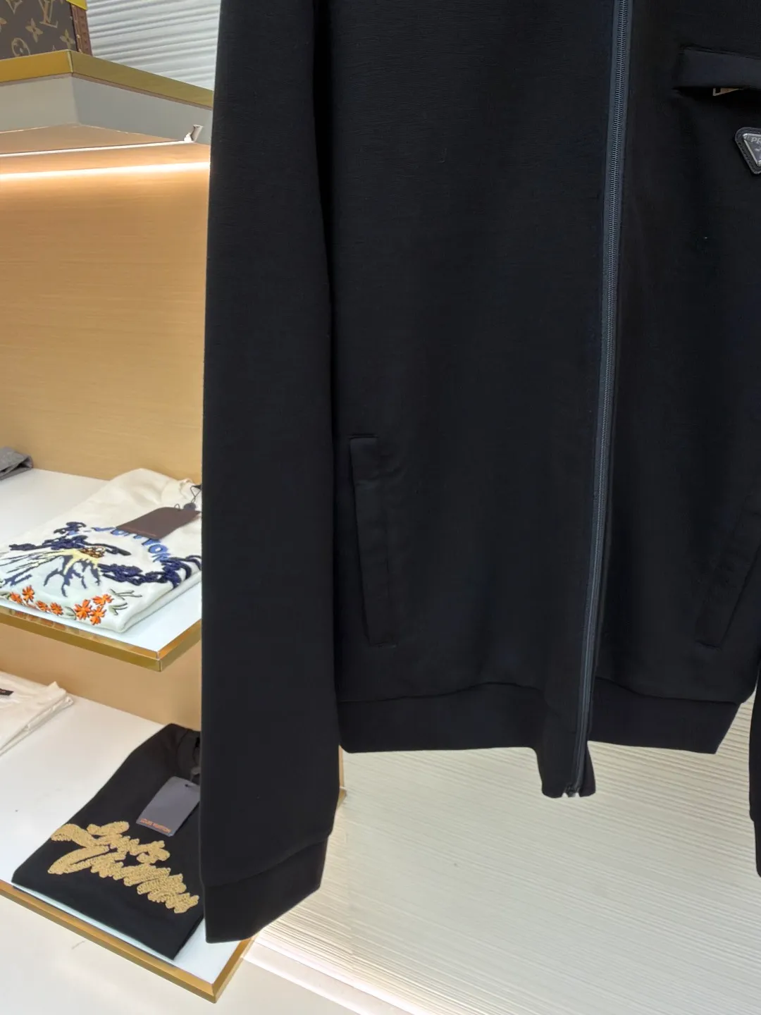 Prada triangle zipper jacket ●Original version: Purchased and developed for 22800 ●Item number: 1681210-B35 ●Fabric: photo-activated energy technology cotton fabric ●Technology: fabric washing and production ●Color: black ●Version: fitted version ●Weight: about 800 grams ●Size: S-M-L-XL ●Description: Customized photo-activated technology cotton Breathable air cotton Enjoy the cloud cotton feel Soft and waxy to the touch The main tone is deep matte black, exuding an innate sense of luxury. The iconic triangular logo is embellished on the chest pocket, highlighting the elegance and nobility of the brand. It is characterized by a square cut and a stand-up collar. It outlines the neat shoulder line and straight body. It is versatile and interprets the true connotation of high-end fashion. It uses imported special machine infrared to locate the "Prada triangle mark" for more precise positioning. It is firm and strong, and the template machine opens the bag. The preset template guides the position, shape and size of the bag opening. The accuracy ensures the quality of the bag opening effect. The fabrics are washed and have a better hand feel. They are not easy to deform, shrink or fade, and maintain long-term beauty. The overall wiring is straight and delicate, the fabric is comfortable and soft, and the color is consistent without color difference. It can be matched with the same style to create a fashionable look and control various occasions. Customized accessories, complete with three standards, same style for men and women!