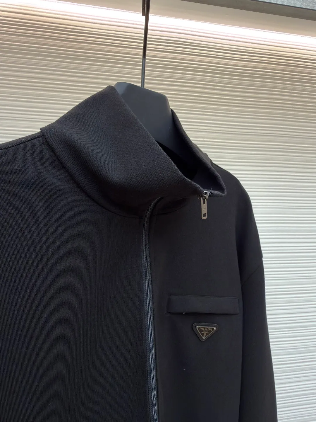 Prada triangle zipper jacket ●Original version: Purchased and developed for 22800 ●Item number: 1681210-B35 ●Fabric: photo-activated energy technology cotton fabric ●Technology: fabric washing and production ●Color: black ●Version: fitted version ●Weight: about 800 grams ●Size: S-M-L-XL ●Description: Customized photo-activated technology cotton Breathable air cotton Enjoy the cloud cotton feel Soft and waxy to the touch The main tone is deep matte black, exuding an innate sense of luxury. The iconic triangular logo is embellished on the chest pocket, highlighting the elegance and nobility of the brand. It is characterized by a square cut and a stand-up collar. It outlines the neat shoulder line and straight body. It is versatile and interprets the true connotation of high-end fashion. It uses imported special machine infrared to locate the "Prada triangle mark" for more precise positioning. It is firm and strong, and the template machine opens the bag. The preset template guides the position, shape and size of the bag opening. The accuracy ensures the quality of the bag opening effect. The fabrics are washed and have a better hand feel. They are not easy to deform, shrink or fade, and maintain long-term beauty. The overall wiring is straight and delicate, the fabric is comfortable and soft, and the color is consistent without color difference. It can be matched with the same style to create a fashionable look and control various occasions. Customized accessories, complete with three standards, same style for men and women!