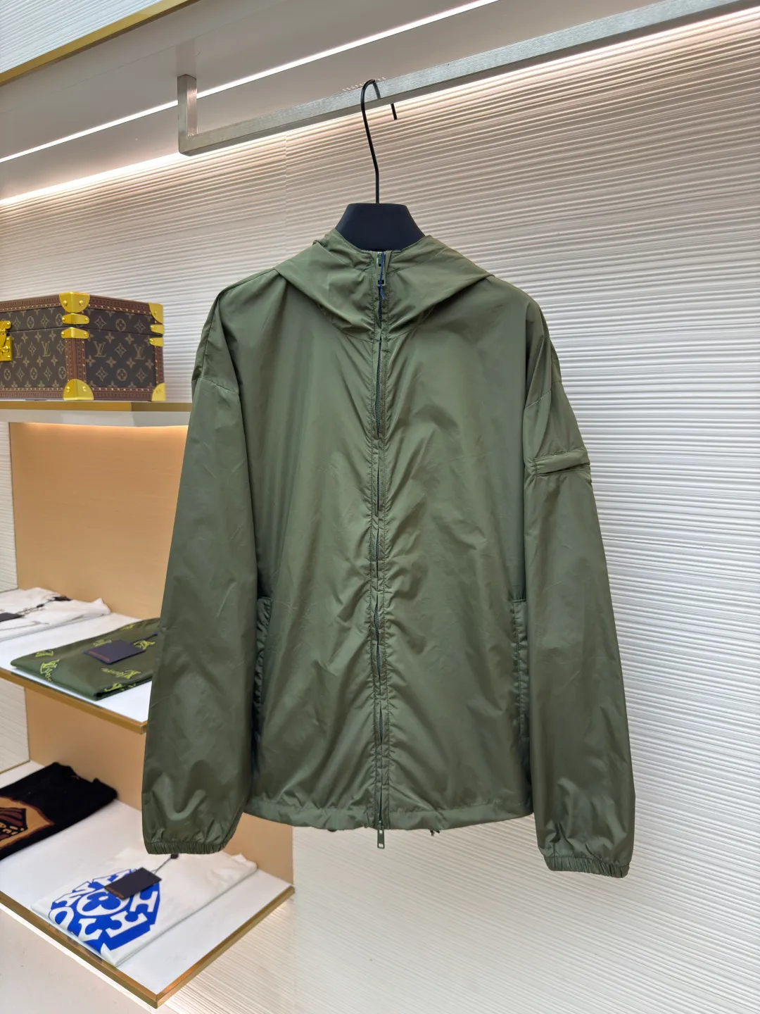 Prada functional zipper jacket ●Authentic product: Purchased and developed for 16700 ●Item number: 1680566-B20 ●Fabric: nylon fabric ●Technology: Positioning cutting machine ●Version: fitted version ●Weight: about 310 grams ●Size: S-M-L-XL ●Description: Customized and elegant light and strong regenerated nylon silk, as light as feathers, comfortable and close to the skin, with olive green as the main color, occupying a place with its unique calmness and elegance The tailoring is neat and generous, the lines are smooth and natural, the exquisite triangle logo on the side blooms the brand charm, simple yet elegant, the hood flutters gently, adding a sense of agility and elegance to the overall shape. With its unique flexible switching design of the clothing bag, it has become a model of the perfect integration of fashion and function. The custom pattern template machine is sewn. The sewing line is precisely controlled by the pattern machine to ensure the precise positioning of the Prada triangle mark. The fine sewing of the label and the edge of the jacket forms a subtle transition, and the template machine opens the bag. Preset templates guide the position, shape and size of the bag opening. Accuracy ensures the quality of the bag opening effect. The overall wiring is straight and delicate, the fabric is comfortable and soft, and the color is consistent without color difference. It can be matched with the same style to create a fashionable look and control various occasions. Customized accessories, complete with three standards, same style for men and women!