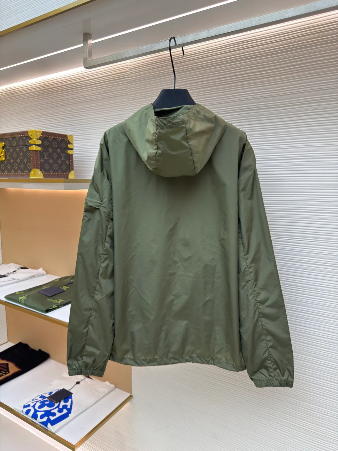 Prada functional zipper jacket ●Authentic product: Purchased and developed for 16700 ●Item number: 1680566-B20 ●Fabric: nylon fabric ●Technology: Positioning cutting machine ●Version: fitted version ●Weight: about 310 grams ●Size: S-M-L-XL ●Description: Customized and elegant light and strong regenerated nylon silk, as light as feathers, comfortable and close to the skin, with olive green as the main color, occupying a place with its unique calmness and elegance The tailoring is neat and generous, the lines are smooth and natural, the exquisite triangle logo on the side blooms the brand charm, simple yet elegant, the hood flutters gently, adding a sense of agility and elegance to the overall shape. With its unique flexible switching design of the clothing bag, it has become a model of the perfect integration of fashion and function. The custom pattern template machine is sewn. The sewing line is precisely controlled by the pattern machine to ensure the precise positioning of the Prada triangle mark. The fine sewing of the label and the edge of the jacket forms a subtle transition, and the template machine opens the bag. Preset templates guide the position, shape and size of the bag opening. Accuracy ensures the quality of the bag opening effect. The overall wiring is straight and delicate, the fabric is comfortable and soft, and the color is consistent without color difference. It can be matched with the same style to create a fashionable look and control various occasions. Customized accessories, complete with three standards, same style for men and women!