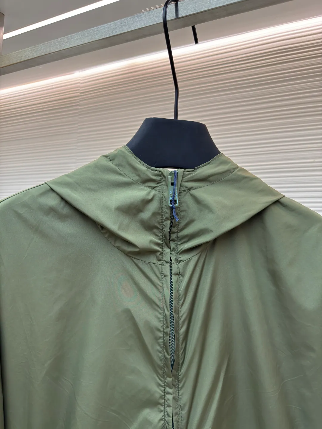 Prada functional zipper jacket ●Authentic product: Purchased and developed for 16700 ●Item number: 1680566-B20 ●Fabric: nylon fabric ●Technology: Positioning cutting machine ●Version: fitted version ●Weight: about 310 grams ●Size: S-M-L-XL ●Description: Customized and elegant light and strong regenerated nylon silk, as light as feathers, comfortable and close to the skin, with olive green as the main color, occupying a place with its unique calmness and elegance The tailoring is neat and generous, the lines are smooth and natural, the exquisite triangle logo on the side blooms the brand charm, simple yet elegant, the hood flutters gently, adding a sense of agility and elegance to the overall shape. With its unique flexible switching design of the clothing bag, it has become a model of the perfect integration of fashion and function. The custom pattern template machine is sewn. The sewing line is precisely controlled by the pattern machine to ensure the precise positioning of the Prada triangle mark. The fine sewing of the label and the edge of the jacket forms a subtle transition, and the template machine opens the bag. Preset templates guide the position, shape and size of the bag opening. Accuracy ensures the quality of the bag opening effect. The overall wiring is straight and delicate, the fabric is comfortable and soft, and the color is consistent without color difference. It can be matched with the same style to create a fashionable look and control various occasions. Customized accessories, complete with three standards, same style for men and women!
