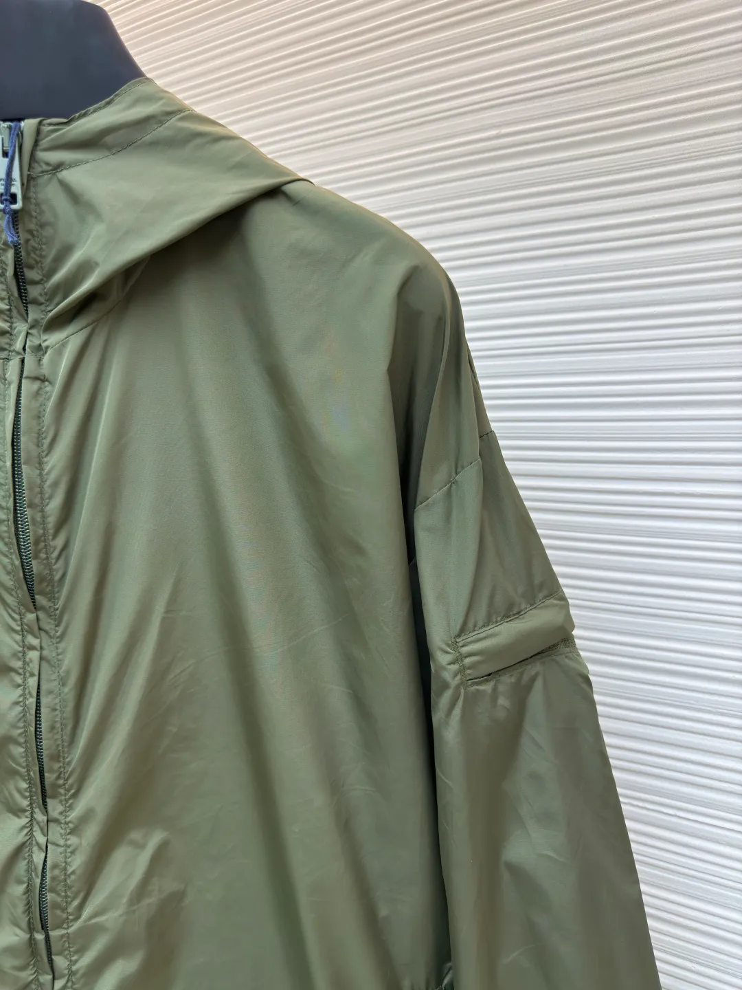 Prada functional zipper jacket ●Authentic product: Purchased and developed for 16700 ●Item number: 1680566-B20 ●Fabric: nylon fabric ●Technology: Positioning cutting machine ●Version: fitted version ●Weight: about 310 grams ●Size: S-M-L-XL ●Description: Customized and elegant light and strong regenerated nylon silk, as light as feathers, comfortable and close to the skin, with olive green as the main color, occupying a place with its unique calmness and elegance The tailoring is neat and generous, the lines are smooth and natural, the exquisite triangle logo on the side blooms the brand charm, simple yet elegant, the hood flutters gently, adding a sense of agility and elegance to the overall shape. With its unique flexible switching design of the clothing bag, it has become a model of the perfect integration of fashion and function. The custom pattern template machine is sewn. The sewing line is precisely controlled by the pattern machine to ensure the precise positioning of the Prada triangle mark. The fine sewing of the label and the edge of the jacket forms a subtle transition, and the template machine opens the bag. Preset templates guide the position, shape and size of the bag opening. Accuracy ensures the quality of the bag opening effect. The overall wiring is straight and delicate, the fabric is comfortable and soft, and the color is consistent without color difference. It can be matched with the same style to create a fashionable look and control various occasions. Customized accessories, complete with three standards, same style for men and women!