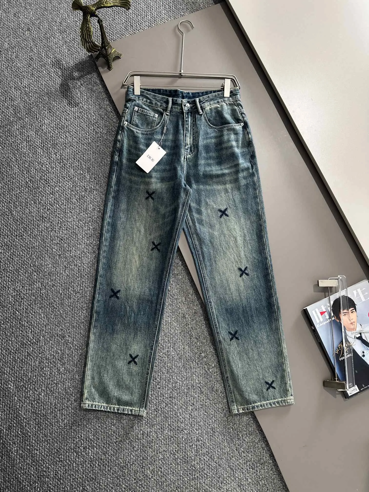 🅿️400 Dior 2025 Four Seasons Loose Jeans Straight Trousers, the trend in the trend! Many fashion bloggers control the upper body. The water is woven from imported Japanese Denim plain cotton denim fabric. It has three standards, is soft, delicate, comfortable and breathable. The color has a modern and fashionable vicissitudes. The upper body is versatile and fashionable! Light luxury, a must-have item for daily commuting! Code number: 28-40 (please state your height and weight when placing an order)