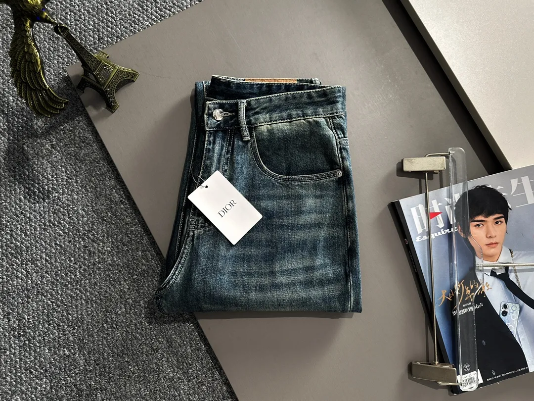 🅿️400 Dior 2025 Four Seasons Loose Jeans Straight Trousers, the trend in the trend! Many fashion bloggers control the upper body. The water is woven from imported Japanese Denim plain cotton denim fabric. It has three standards, is soft, delicate, comfortable and breathable. The color has a modern and fashionable vicissitudes. The upper body is versatile and fashionable! Light luxury, a must-have item for daily commuting! Code number: 28-40 (please state your height and weight when placing an order)