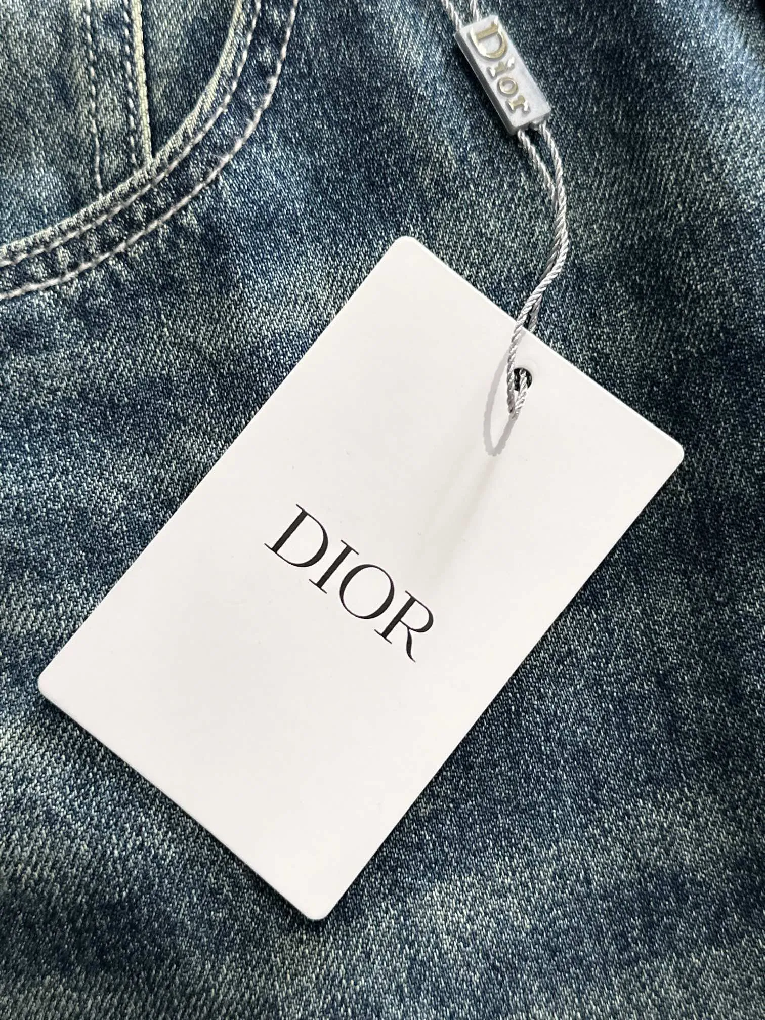 🅿️400 Dior 2025 Four Seasons Loose Jeans Straight Trousers, the trend in the trend! Many fashion bloggers control the upper body. The water is woven from imported Japanese Denim plain cotton denim fabric. It has three standards, is soft, delicate, comfortable and breathable. The color has a modern and fashionable vicissitudes. The upper body is versatile and fashionable! Light luxury, a must-have item for daily commuting! Code number: 28-40 (please state your height and weight when placing an order)