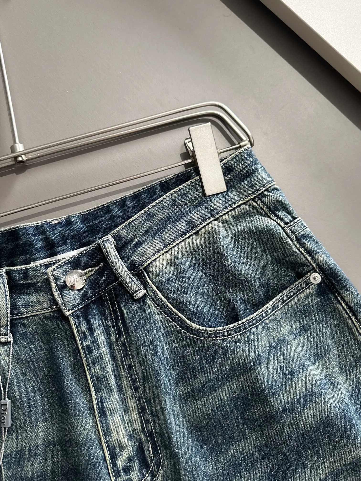 🅿️400 Dior 2025 Four Seasons Loose Jeans Straight Trousers, the trend in the trend! Many fashion bloggers control the upper body. The water is woven from imported Japanese Denim plain cotton denim fabric. It has three standards, is soft, delicate, comfortable and breathable. The color has a modern and fashionable vicissitudes. The upper body is versatile and fashionable! Light luxury, a must-have item for daily commuting! Code number: 28-40 (please state your height and weight when placing an order)