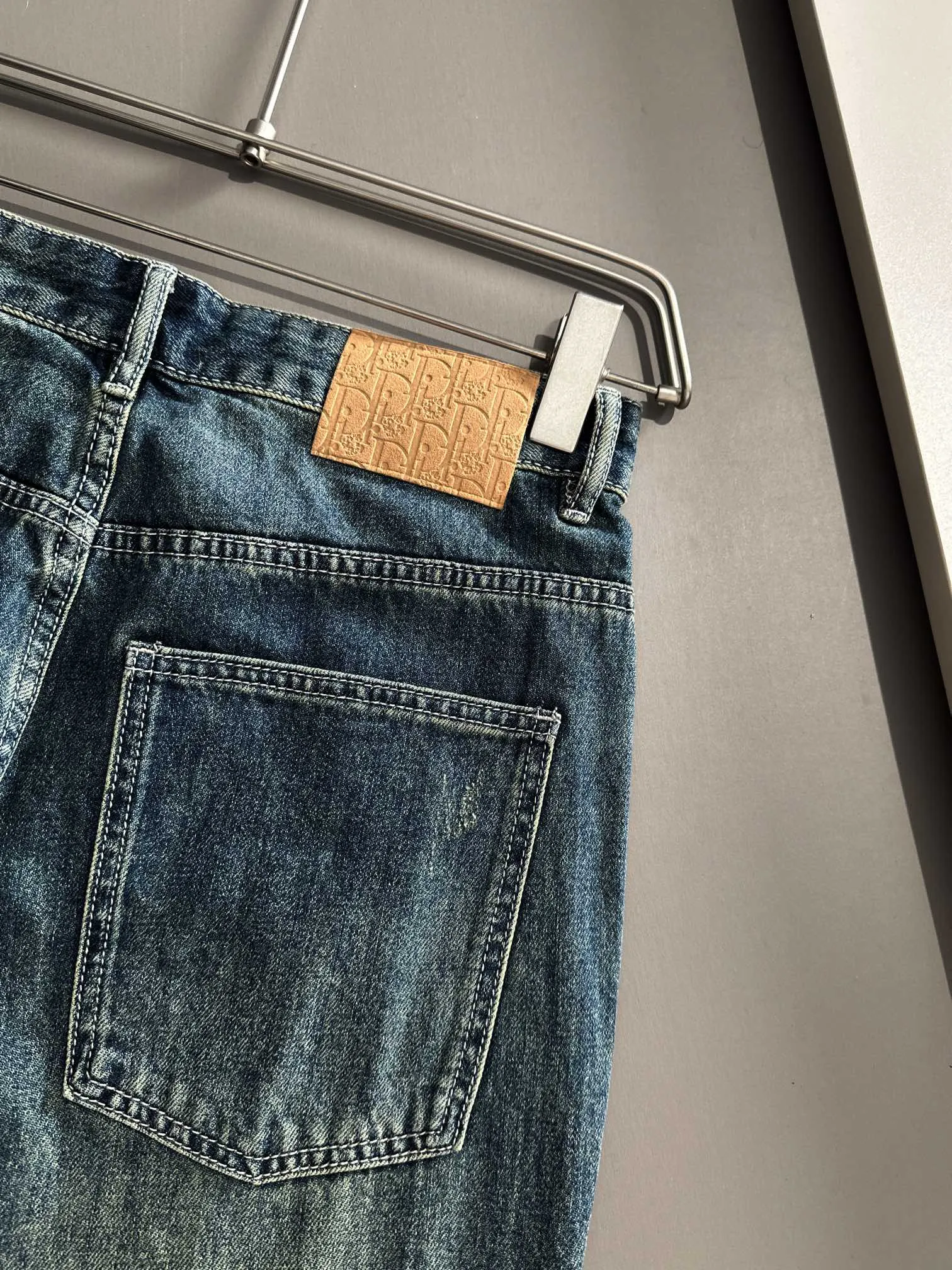 🅿️400 Dior 2025 Four Seasons Loose Jeans Straight Trousers, the trend in the trend! Many fashion bloggers control the upper body. The water is woven from imported Japanese Denim plain cotton denim fabric. It has three standards, is soft, delicate, comfortable and breathable. The color has a modern and fashionable vicissitudes. The upper body is versatile and fashionable! Light luxury, a must-have item for daily commuting! Code number: 28-40 (please state your height and weight when placing an order)