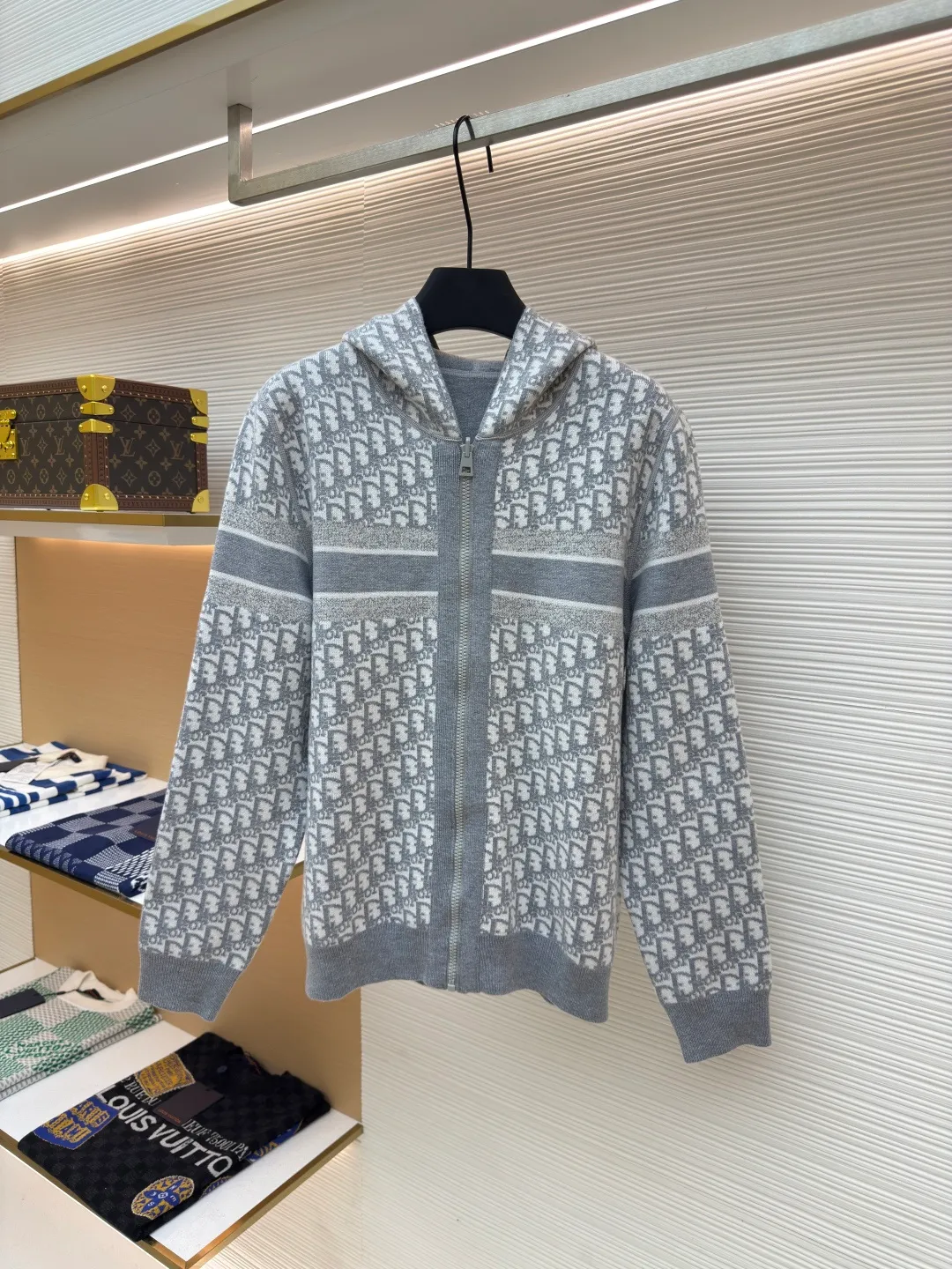 DIOR double-sided cashmere zipper jacket ●Item number: 1680432-B50 ●Fabric: Cashmere fabric ●Technology: Knitting ●Version: Fitted version ●Weight: about 845 grams ●Size: S-M-L-XL-XXL ●Description: Made of high-weight cashmere, warm, soft and comfortable! Reversible knit sweater with navy blue on one side and signature Oblique print on the other for a classic reversible look. The double-sided zipper with custom molding can be matched at will and the classic is reproduced. The overall wiring is straight and delicate, the fabric is comfortable and soft, and the color is consistent without color difference. It can be matched with the same style to create a fashionable look and control various occasions. Customized accessories, complete with three standards, same style for men and women!